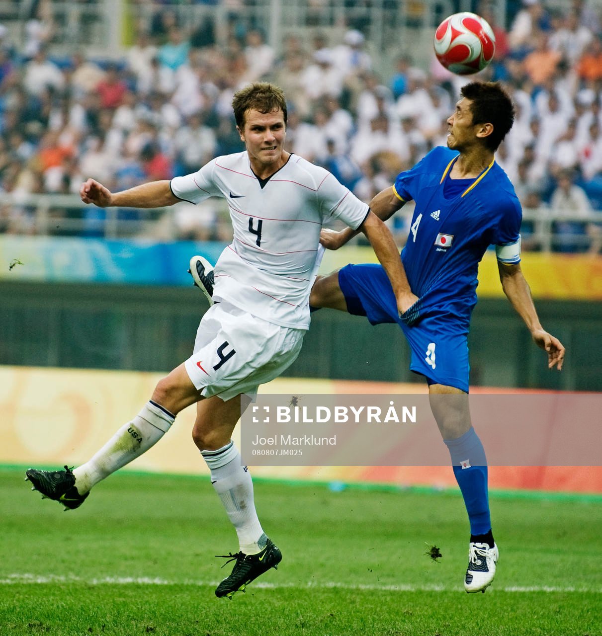 Michael Bradley, USA, tar skamgrepp på Hiroki Mizumoto,