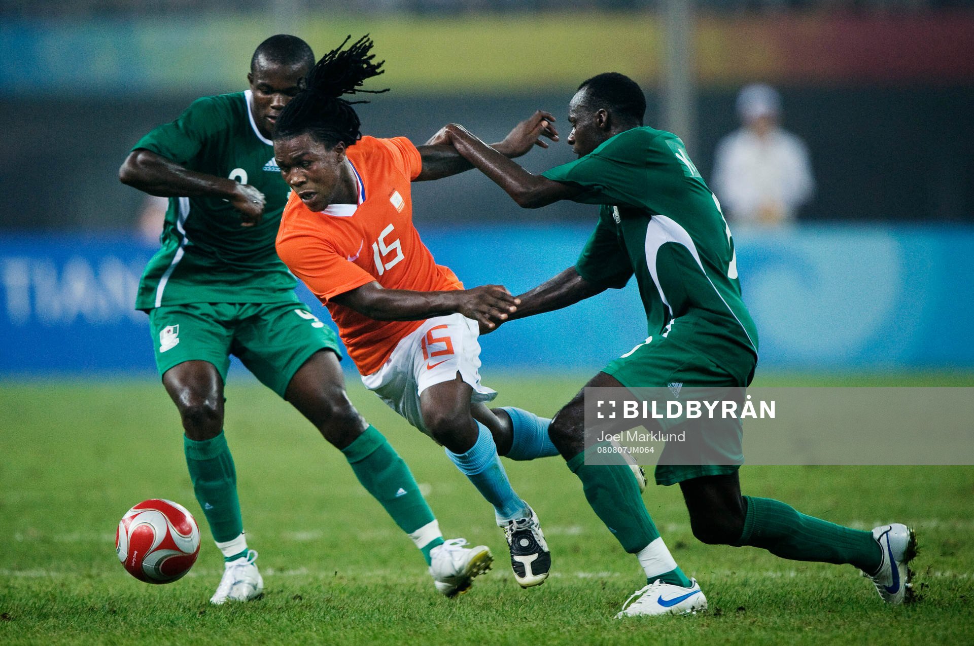Royston Drenthe, Holland, tar sig förbi försvaret