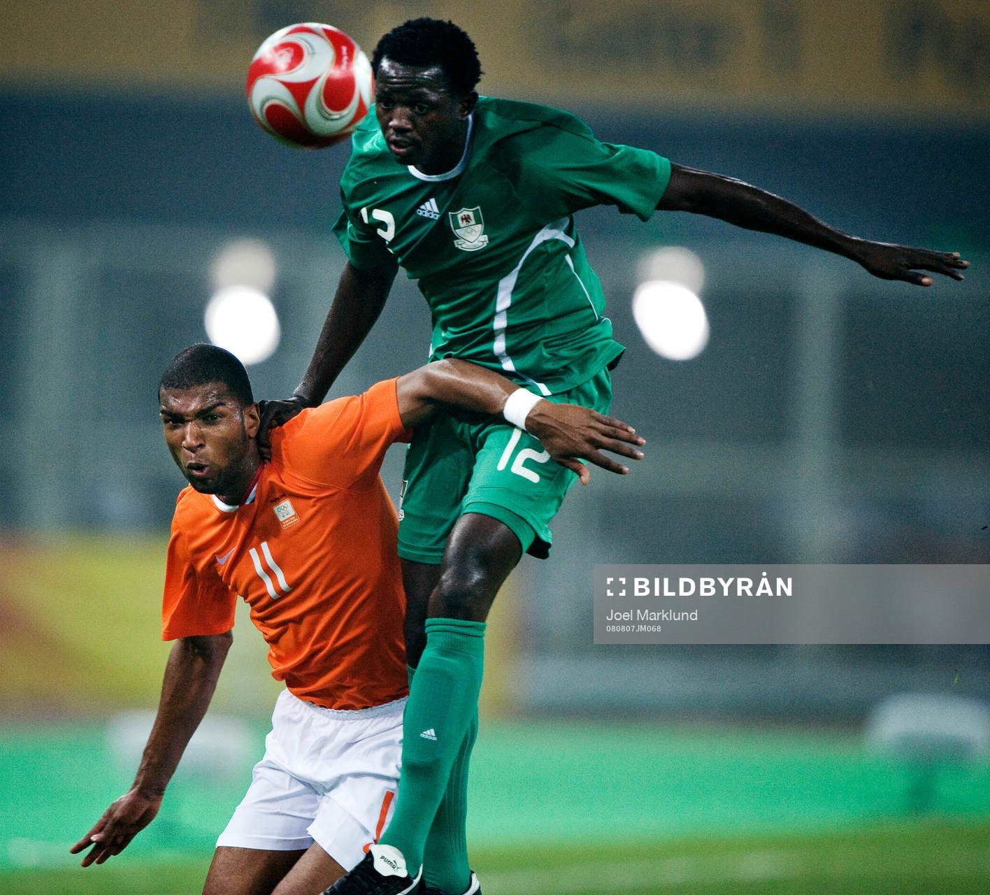 Ryan Babel, Holland, trycks ner av Ebenezer Ajilore, Nigeria