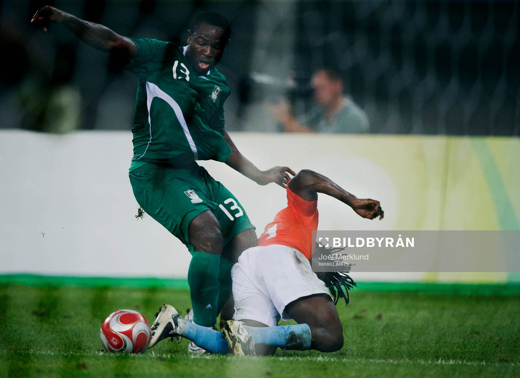  Olubayo Adefemi, Nigeria, och Royston Drenthe, Holland, i närkamp.