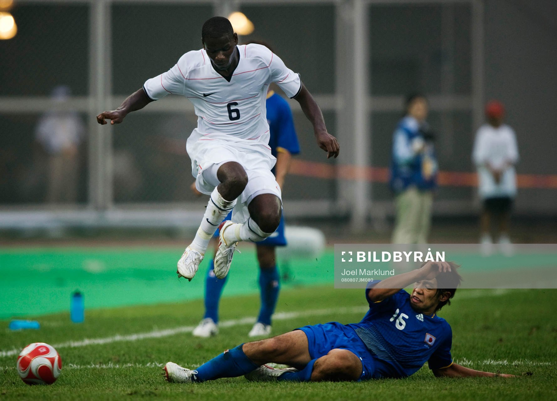  Takuya Honda, Japan, stoppar Maurice Edu, USA.