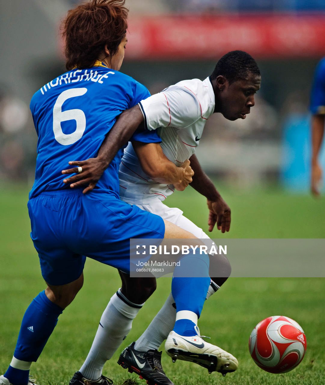 Freddy Adu, USA, tar sig loss från Masato Morishige, Japan