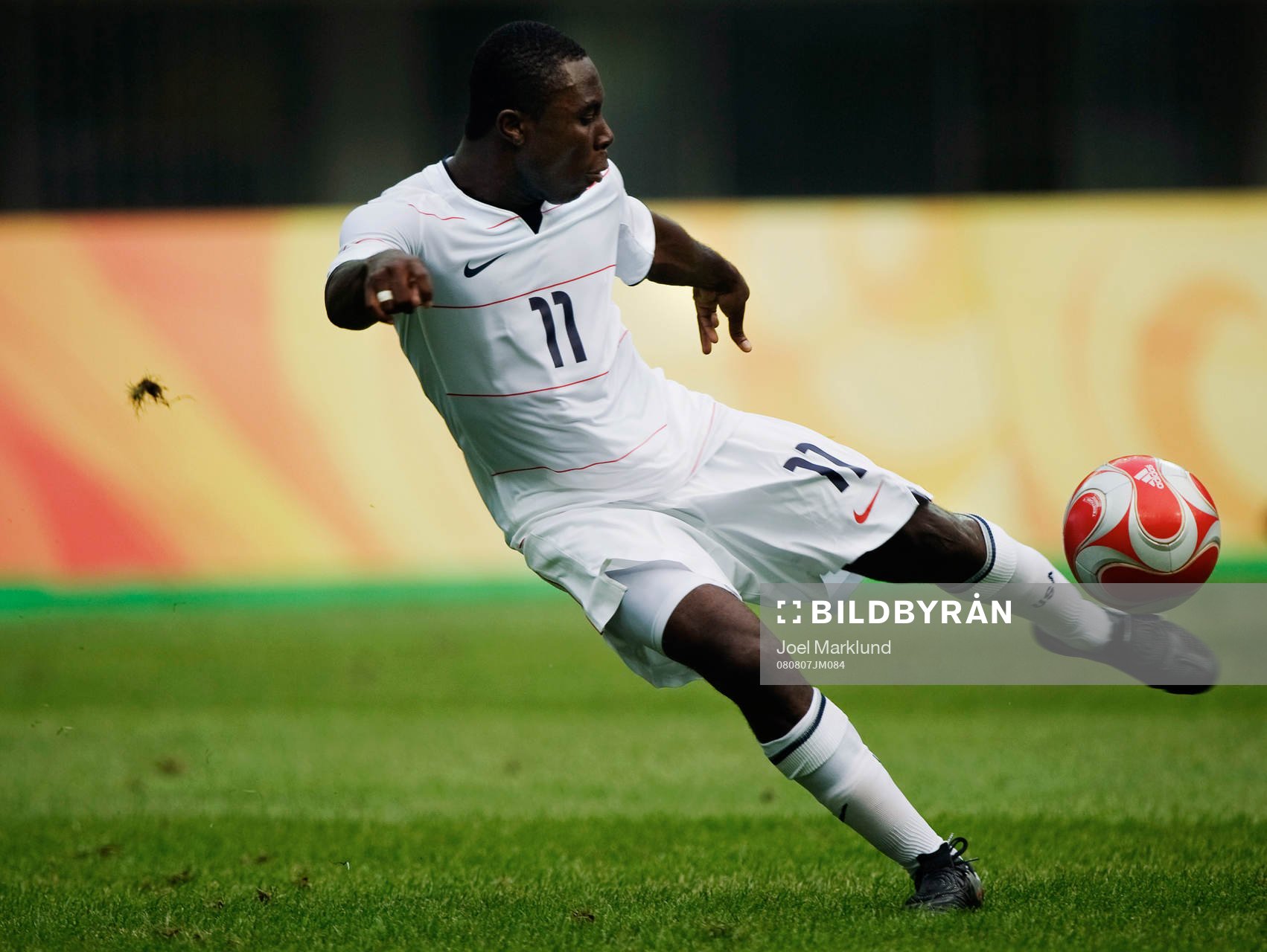 Freddy Adu, USA, skjuter