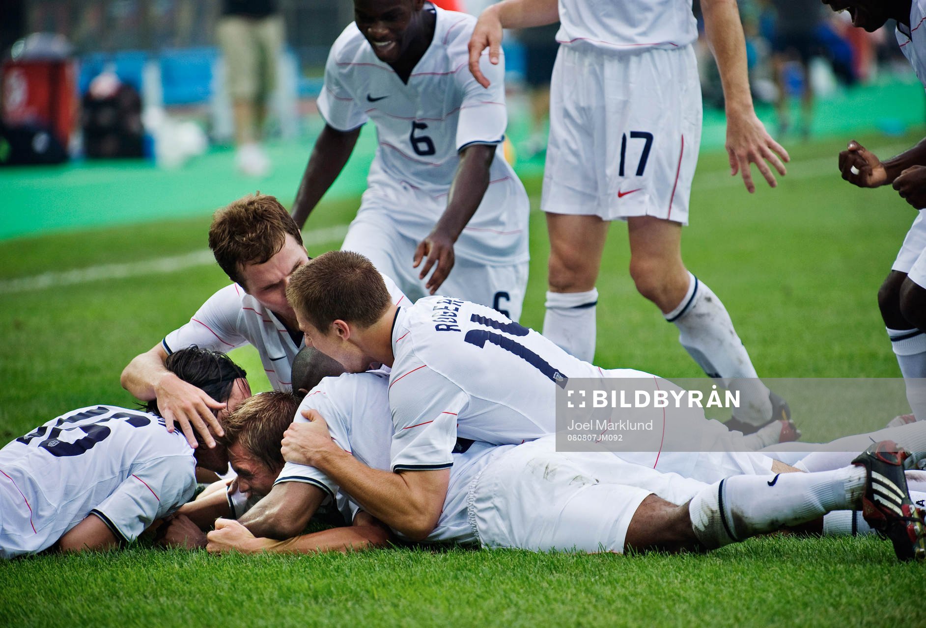 Stuart Holden, USA, gratuleras till sitt 0-1-mål