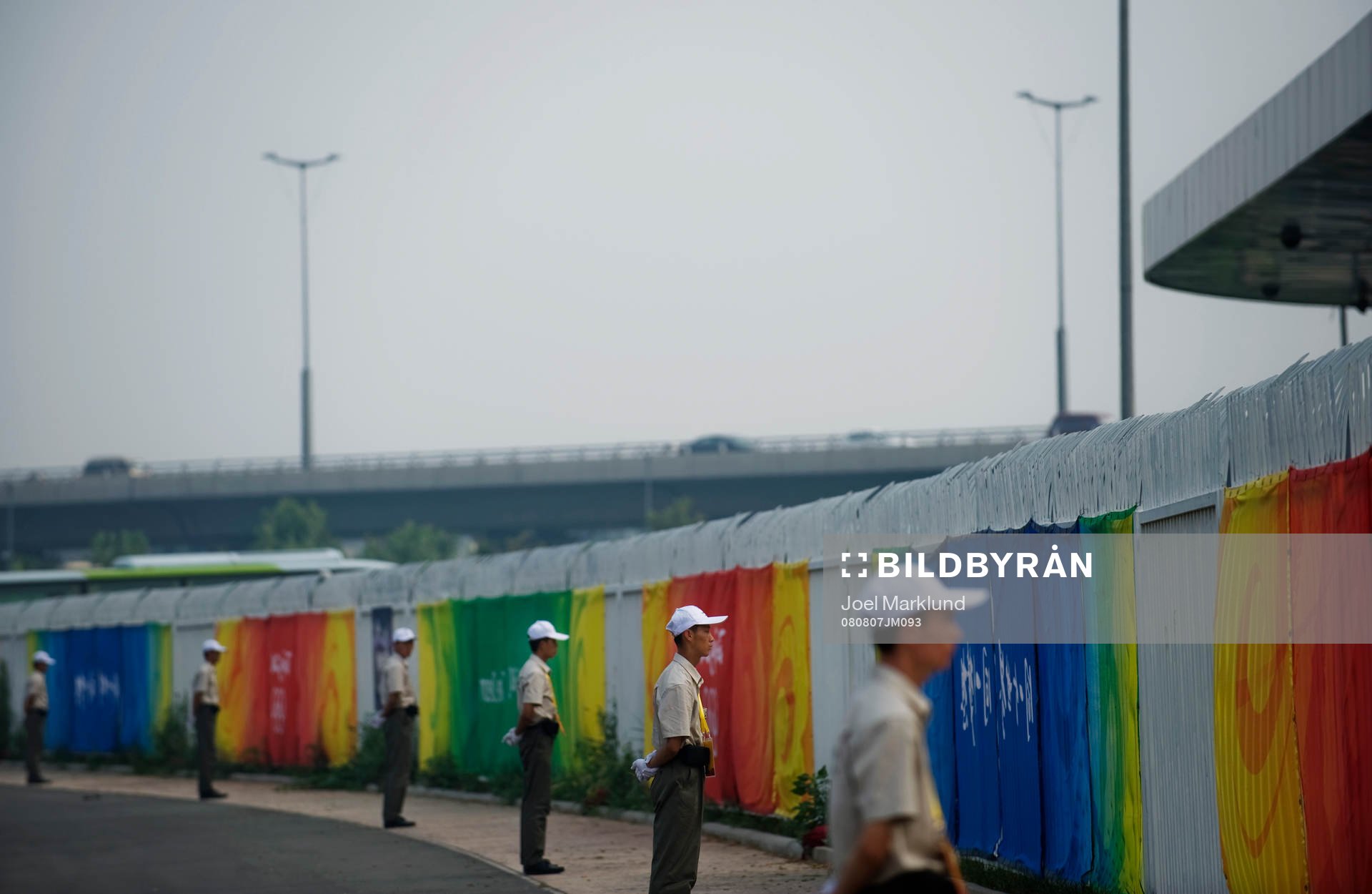 Vakter står och vakar utanför Tianjin Olympic Center