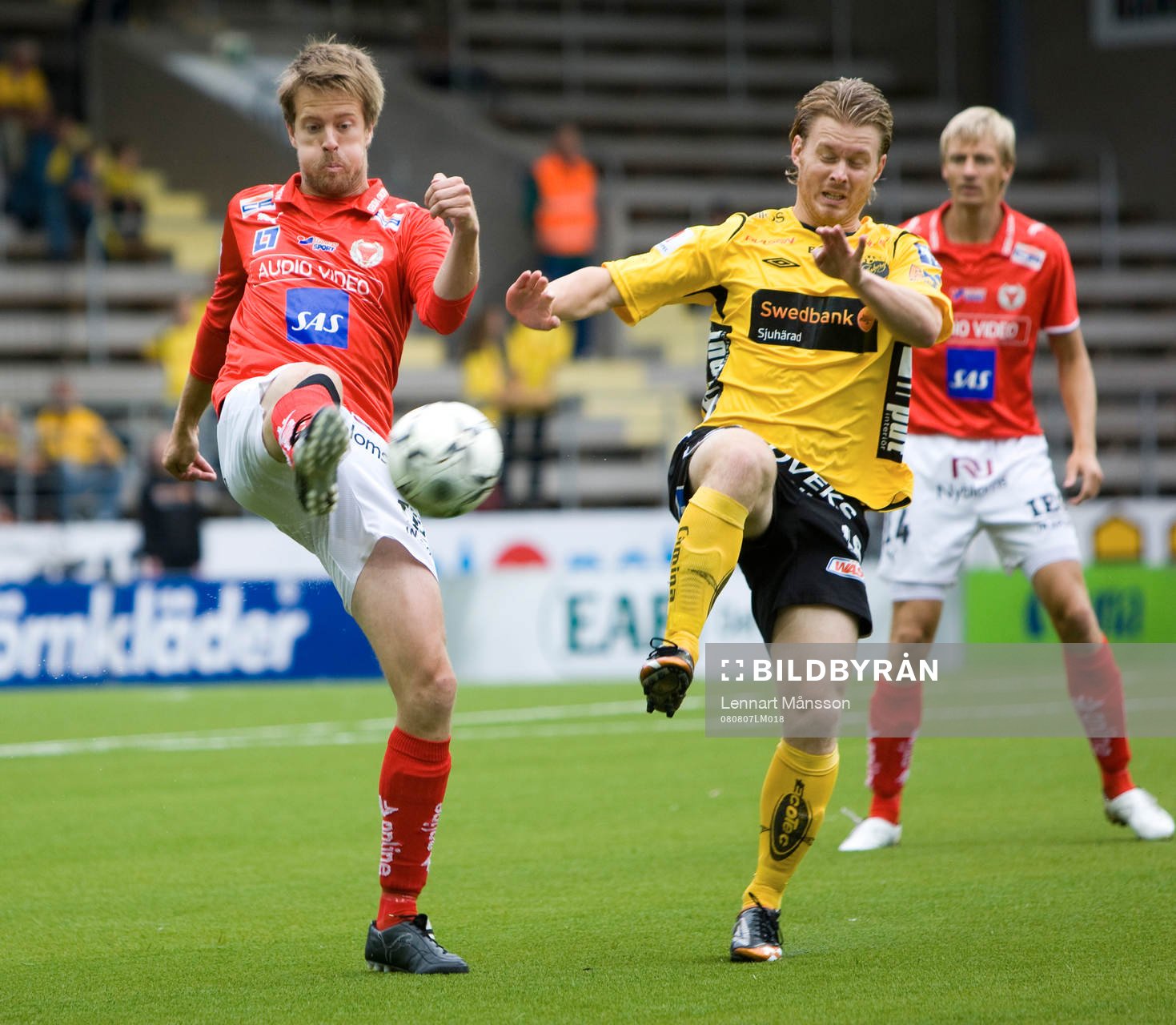 Joachim Lantz rensar undan framför Fredrik Berglund