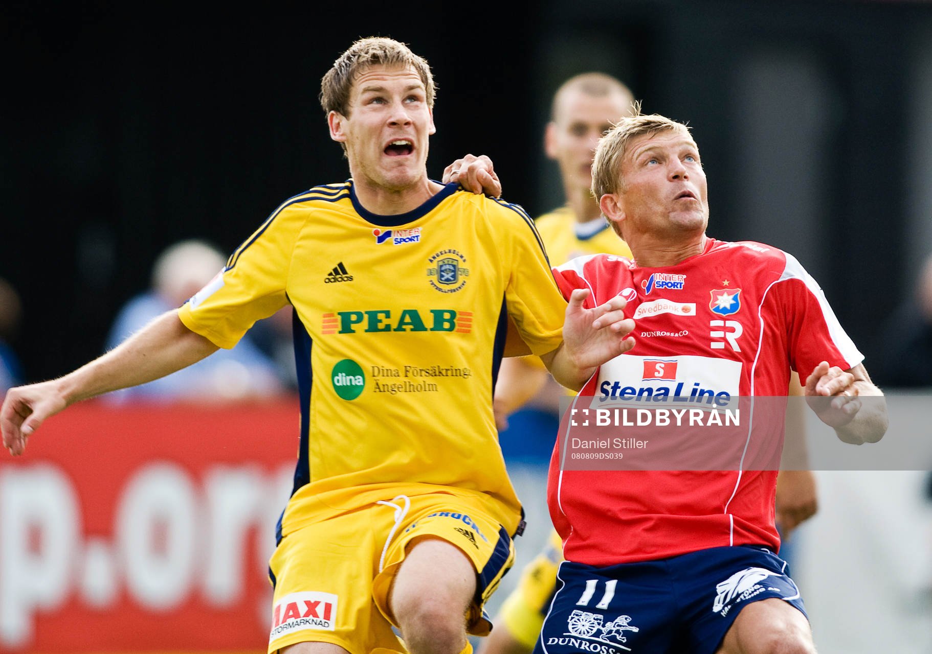 Situationen när Marcus Allbäck får sitt gula kort. Jonas