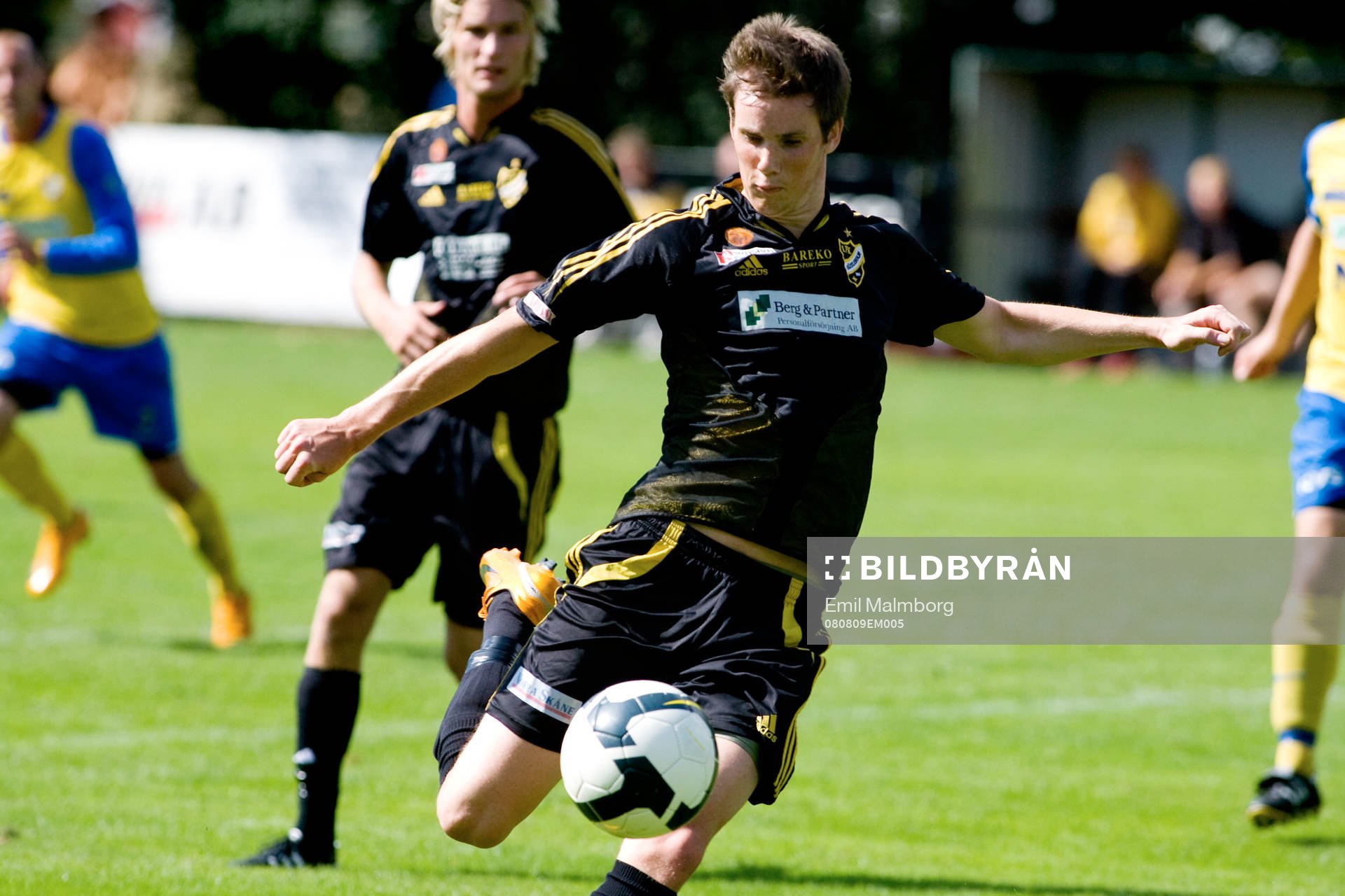 Här skjuter Peter Olsson, Hässleholm 1-0