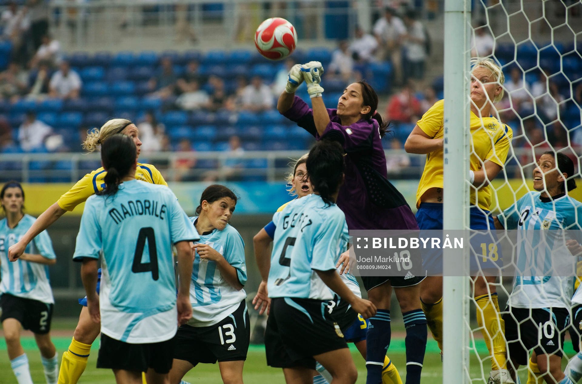 Vanina Correa, målvakt, Argentina, boxar undan en boll