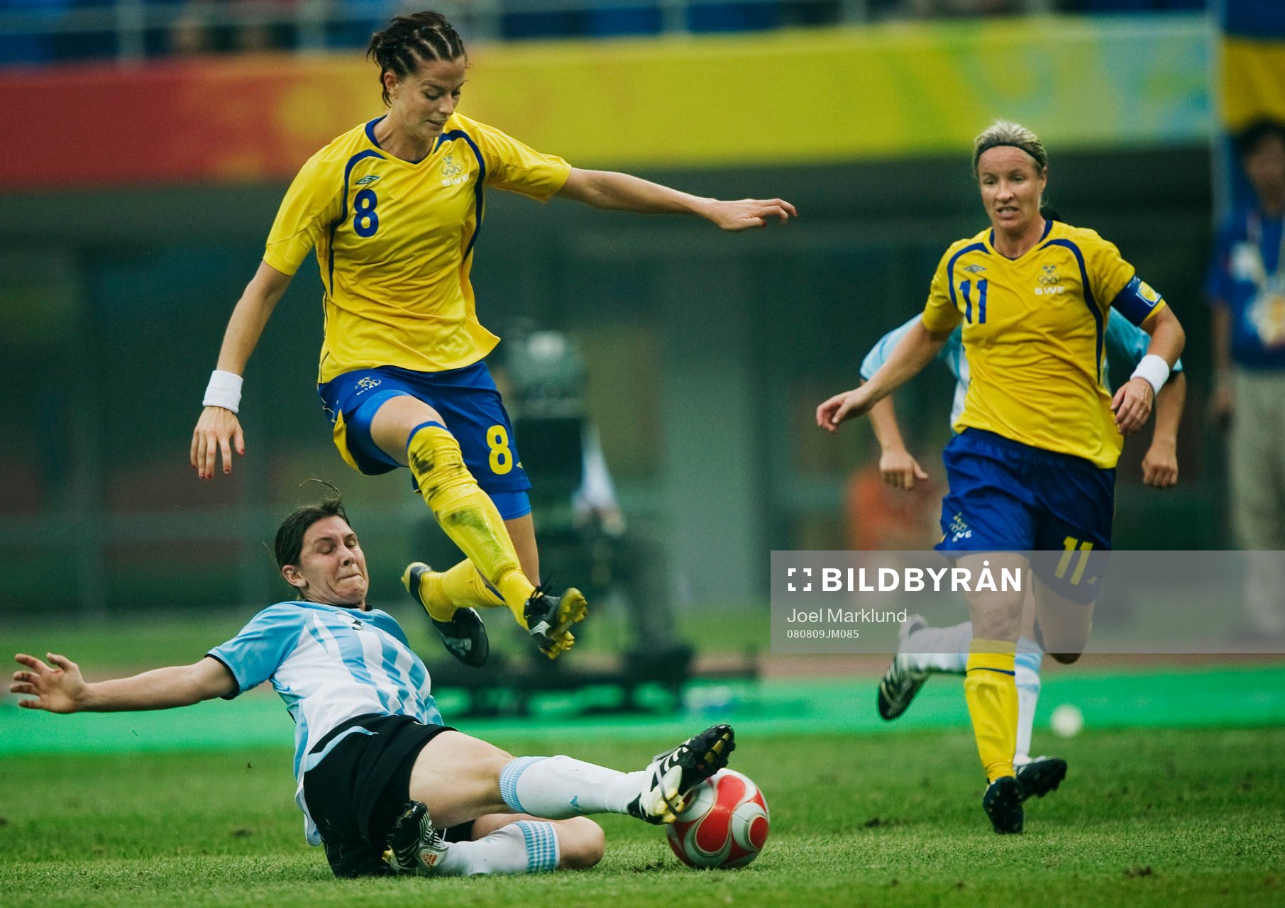 Lotta Schelin och Victoria Svenssons framfart stoppas av