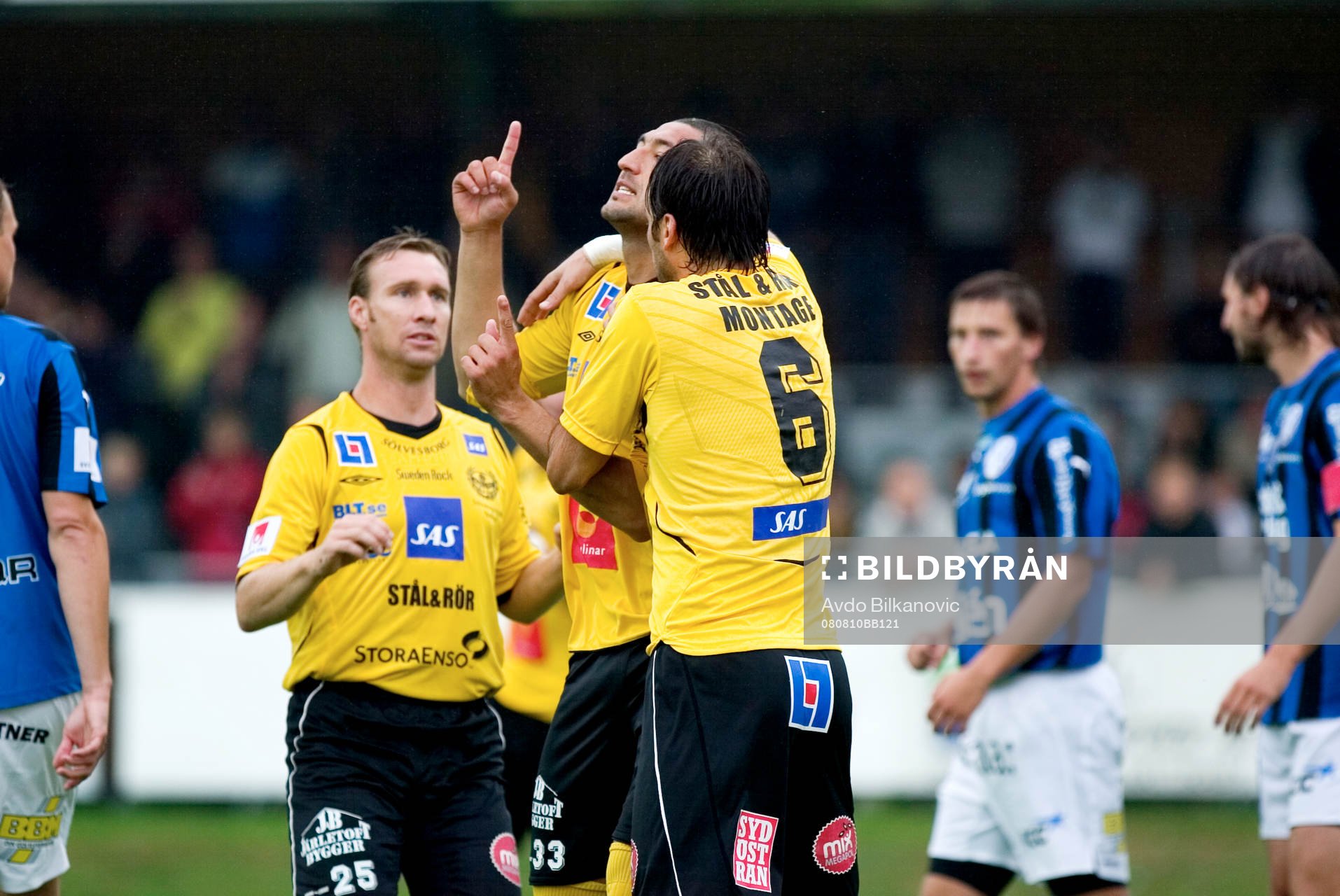  Juan Robledo, Sasa Zimonic och Niklas Skoog i bakgrunden, jubel, Mjällby