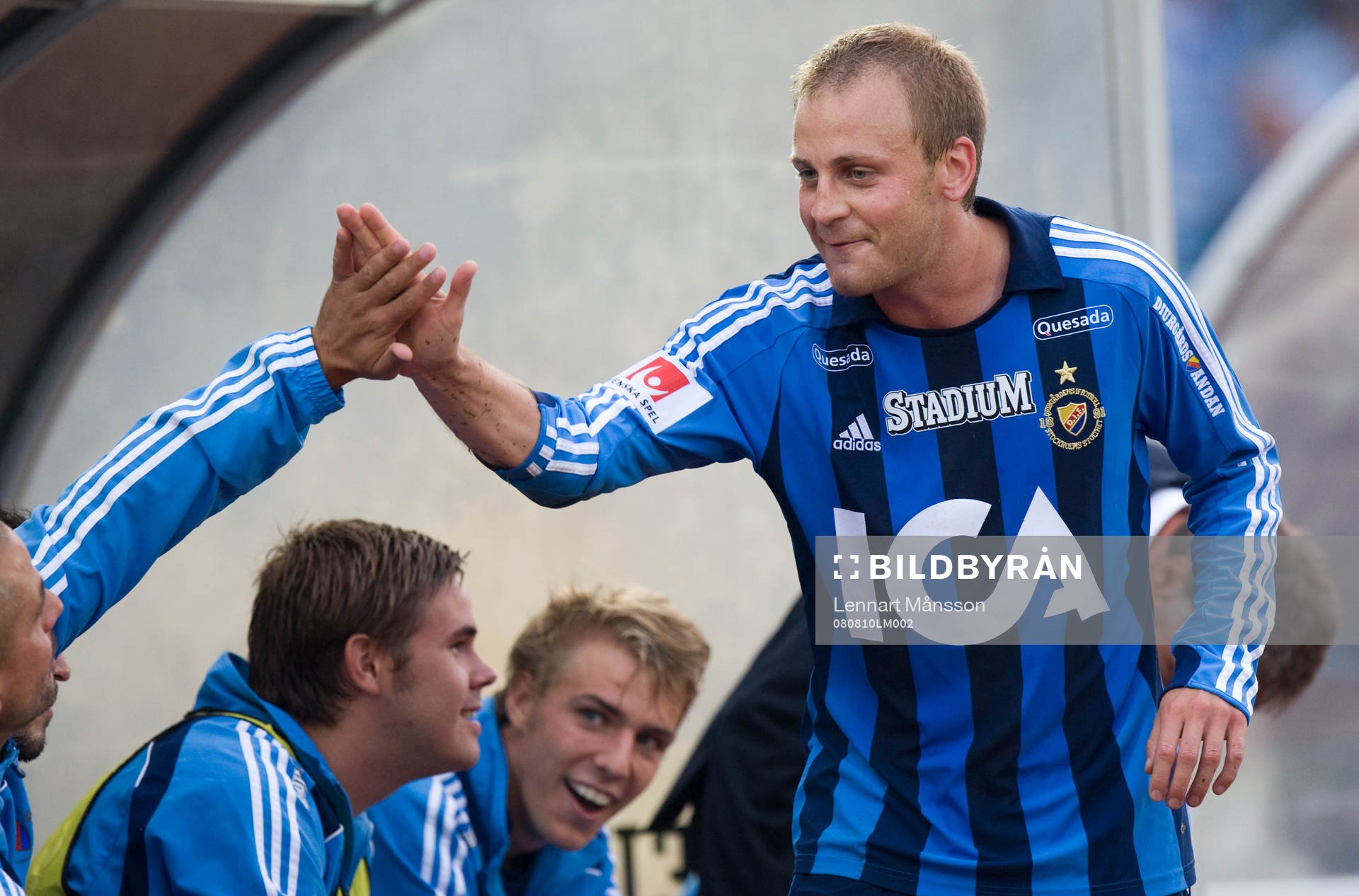 1-2, målskytten Daniel Sjölund grattas