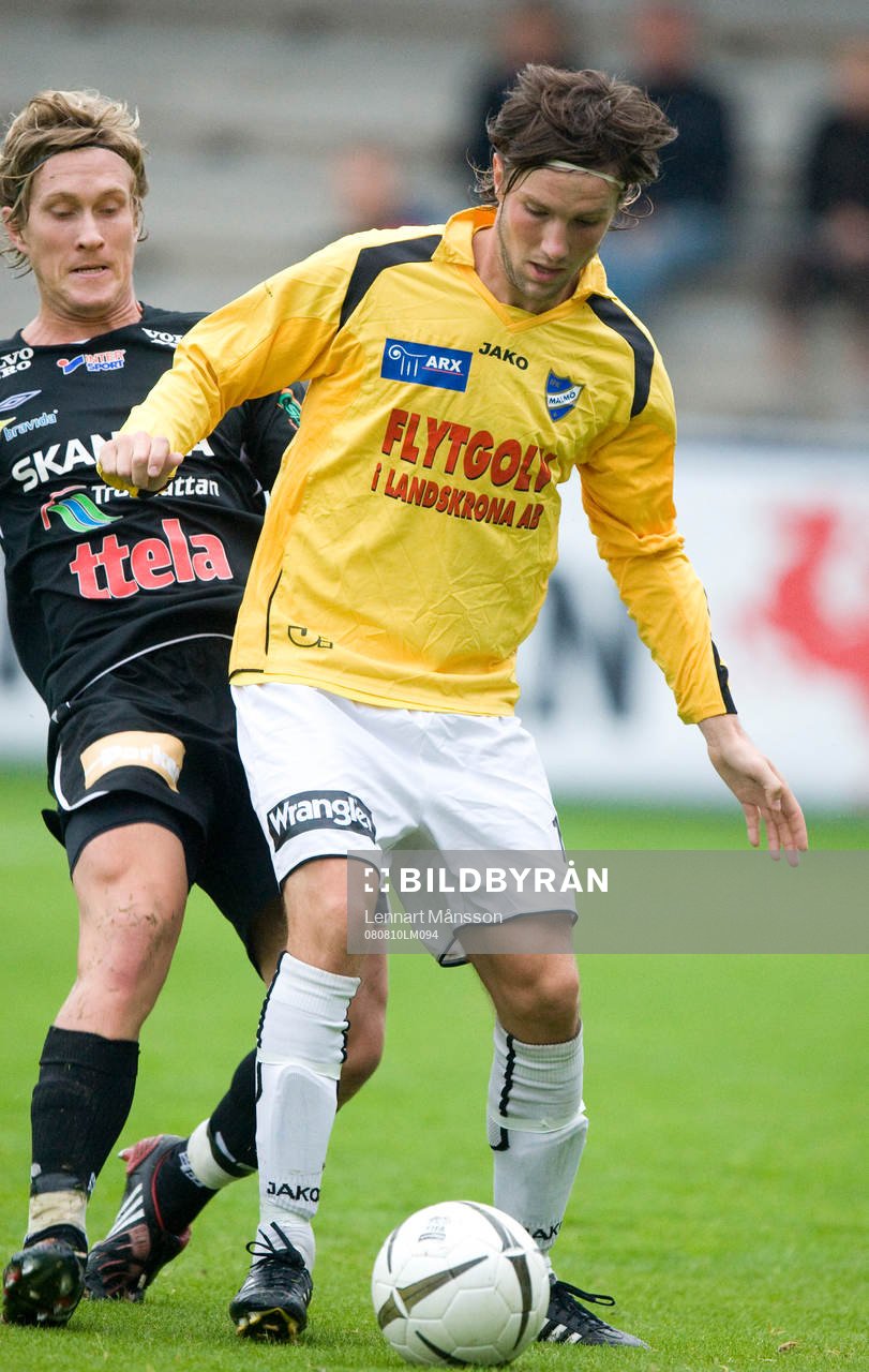 Måns Sörensson trycks i ryggen