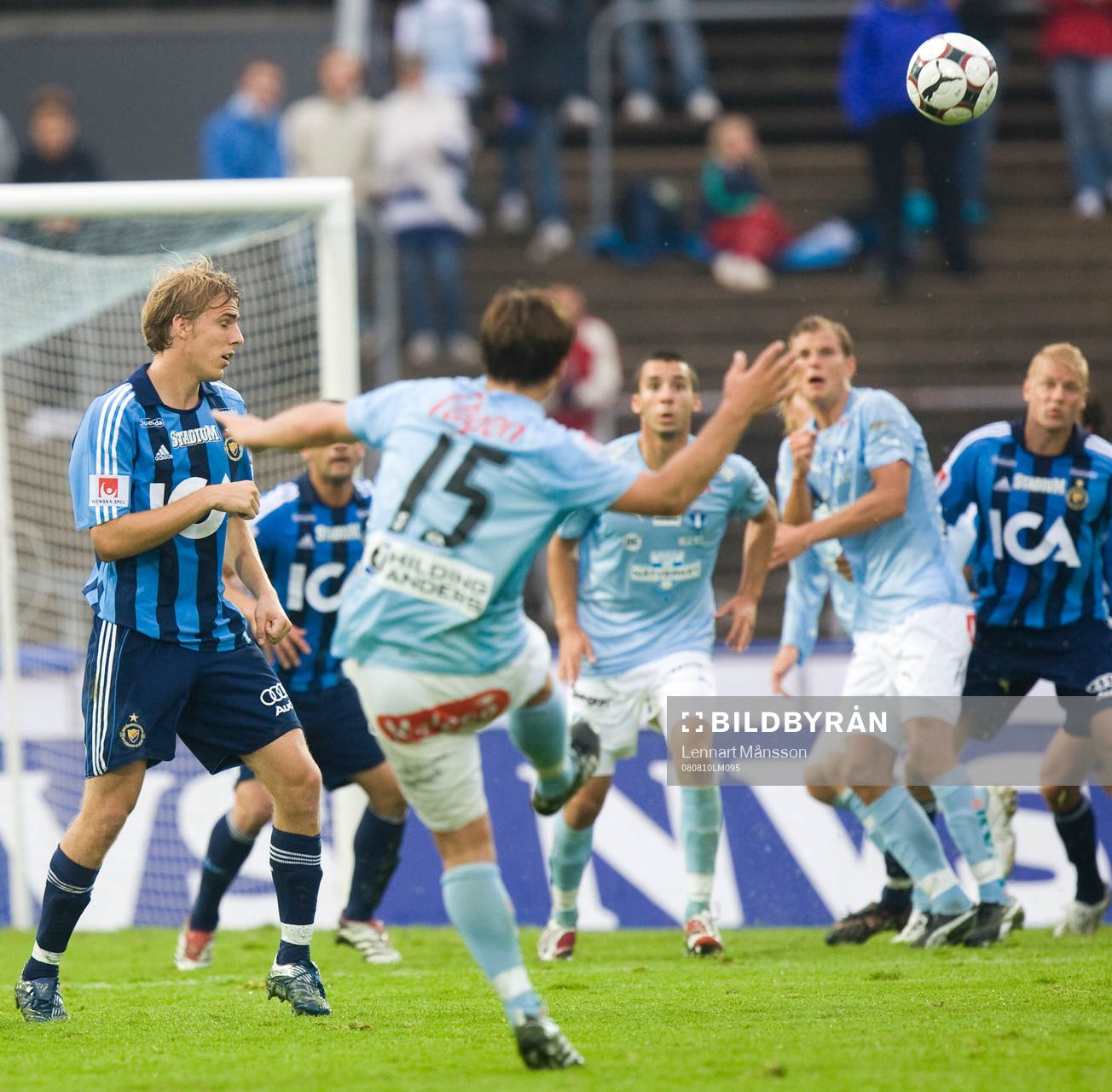 1-1, Frispark i sista sekunden av första halvlek, Mike