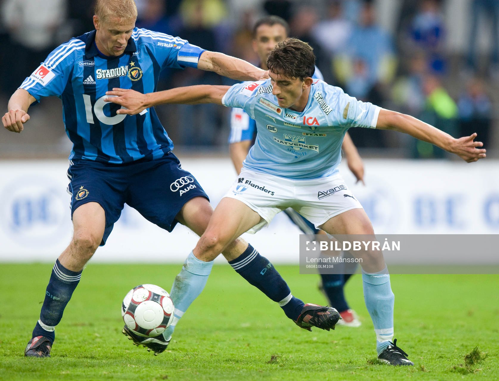 Djurgårdens mittback Toni Kuivasto, stoppar MFF:s Agon