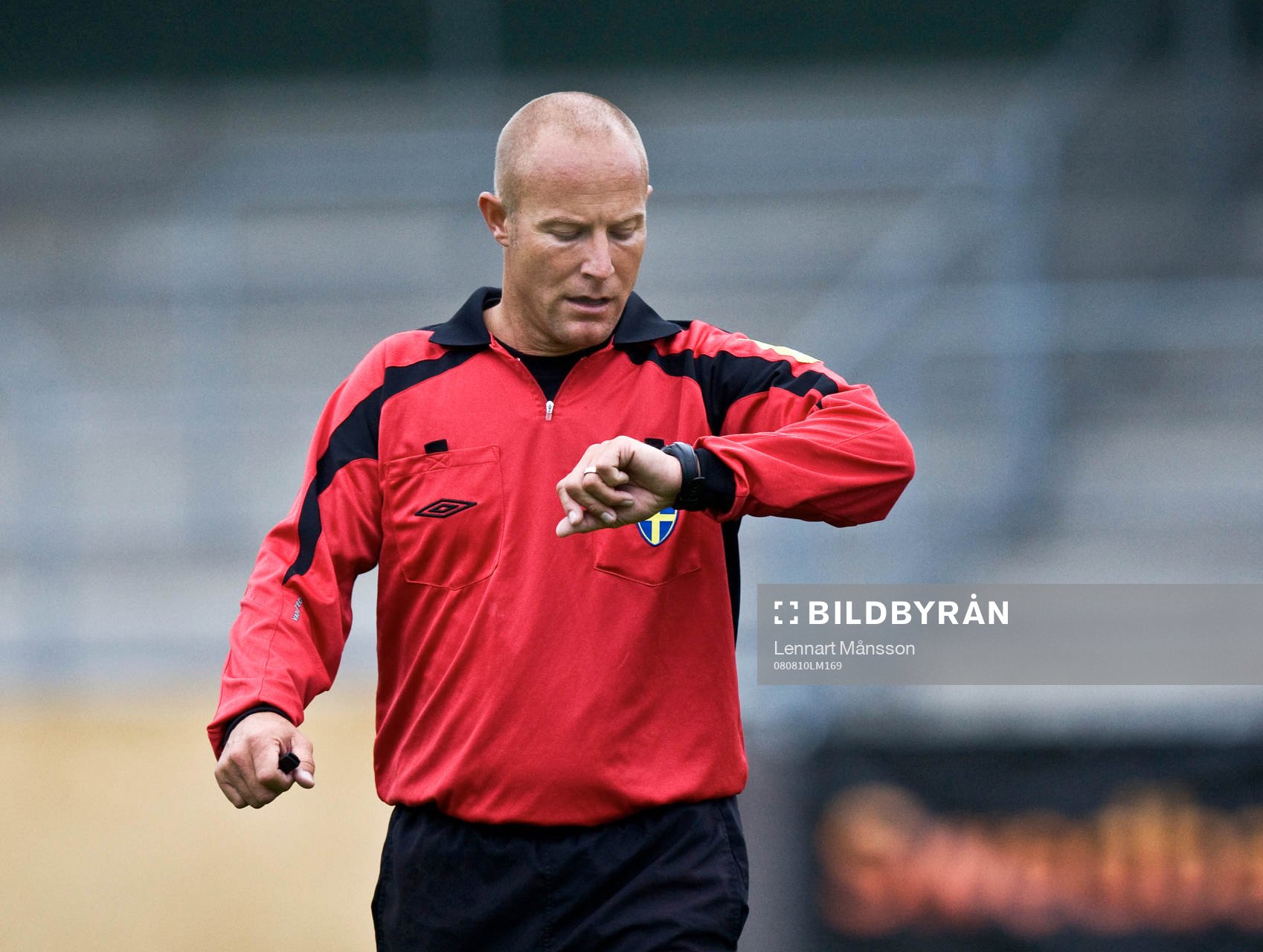 Roger Persson, domare, kollar klockan