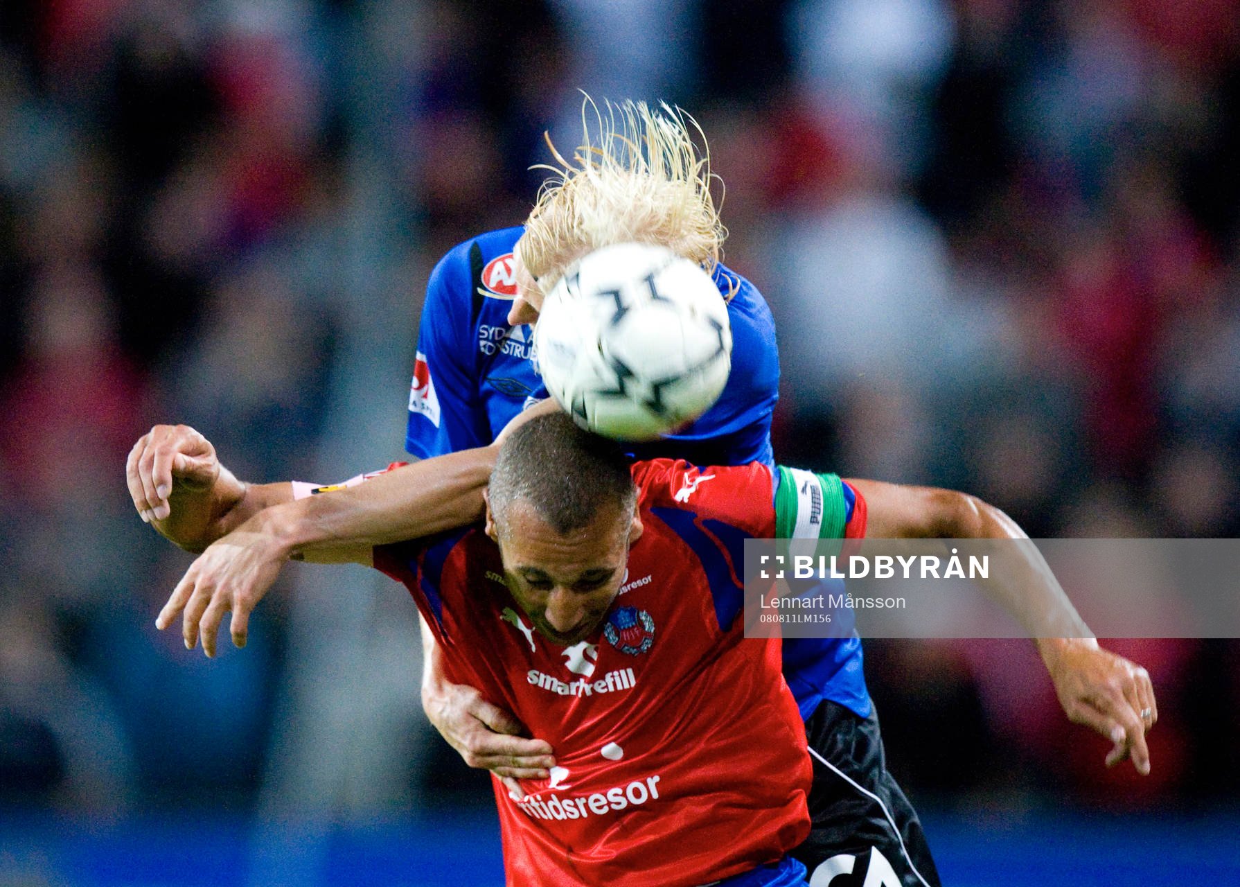 Per Johansson trycker Henrik Larsson i en nickduell