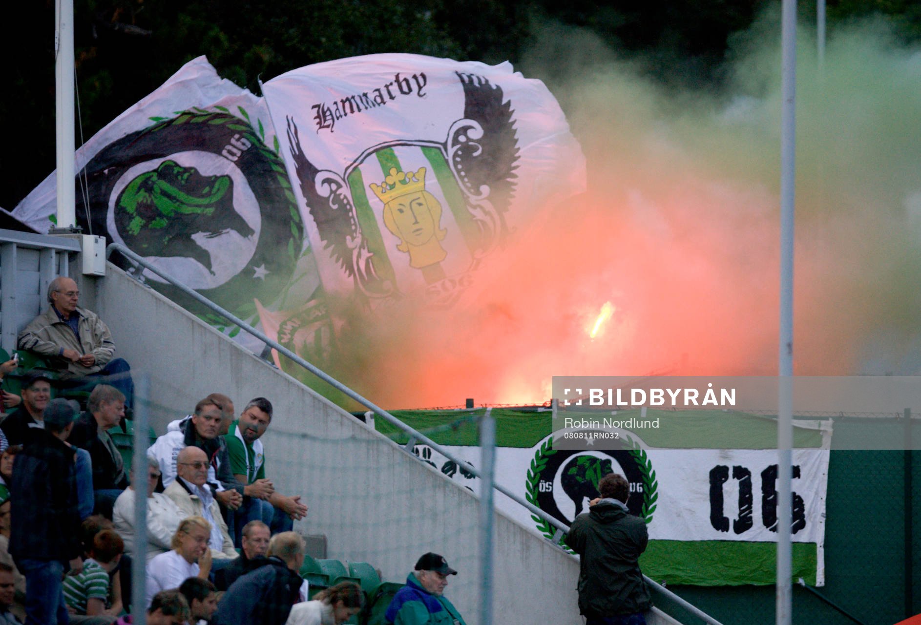 Hammarby tänder bengaler innan matchen. Bengal, bengalisk