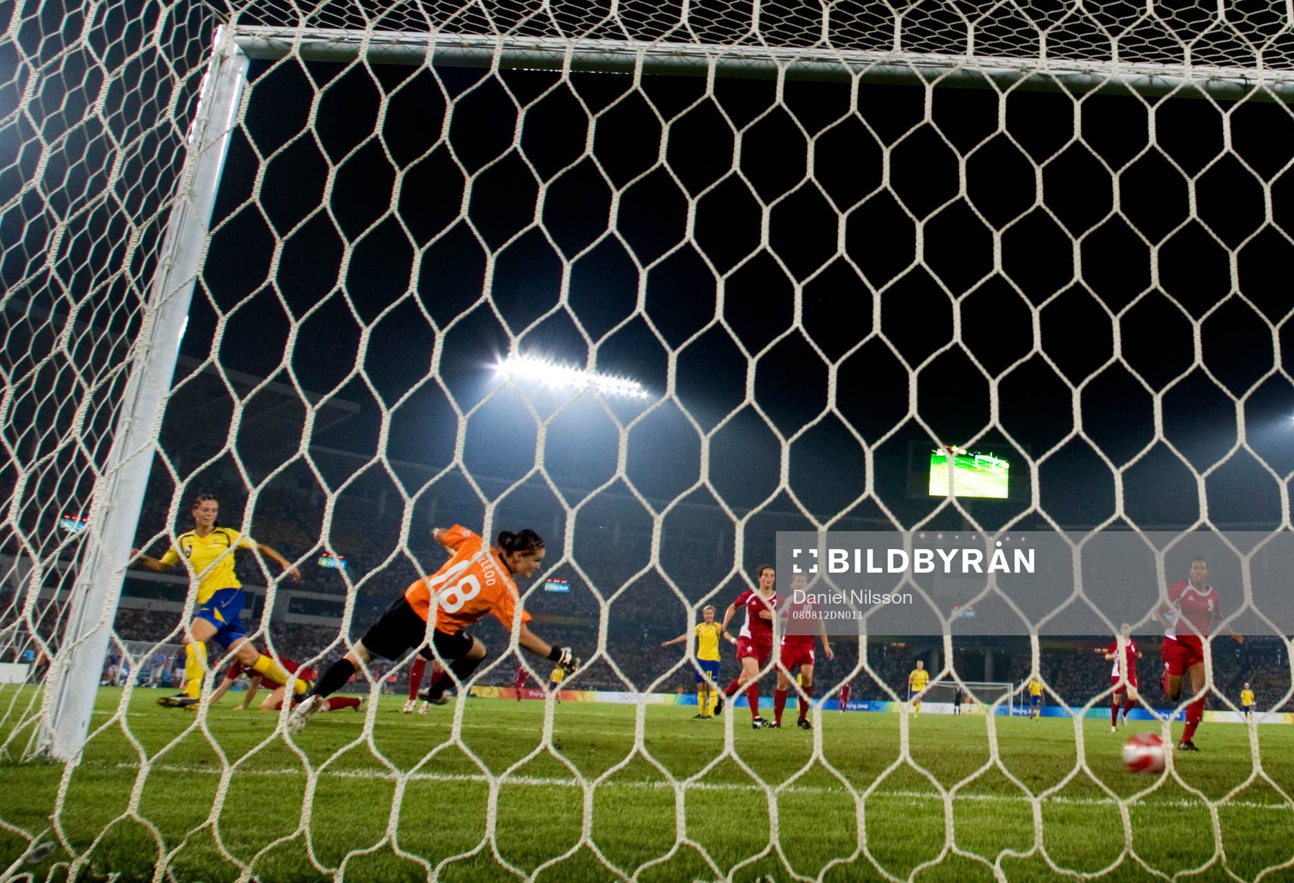 Lotta Schelin, Sverige rullar in 1-0 bakom Erin McLeod,