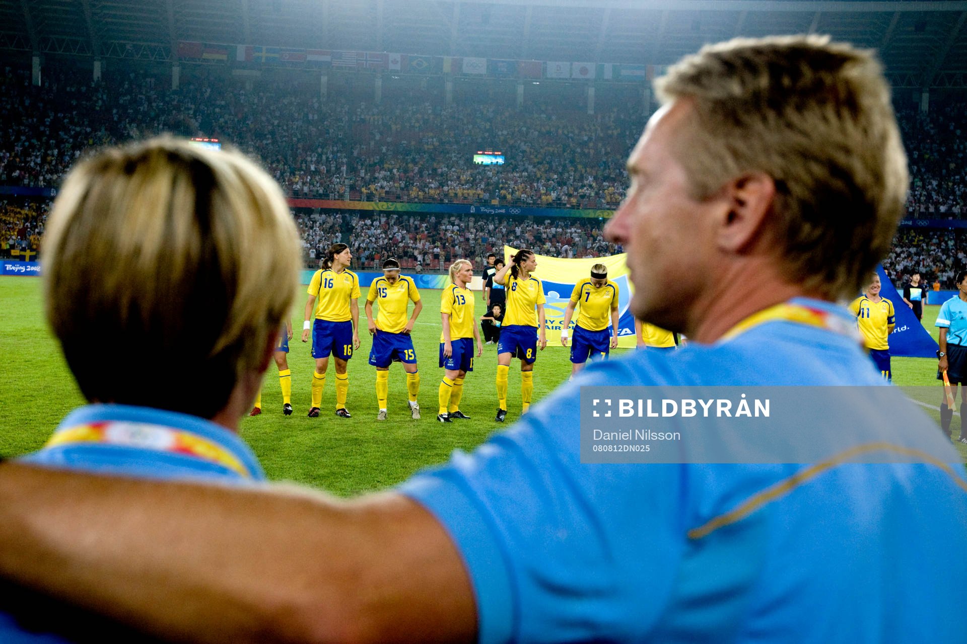  Thomas Dennerby, förbundskapten och Lilie Persson under nationalsång.