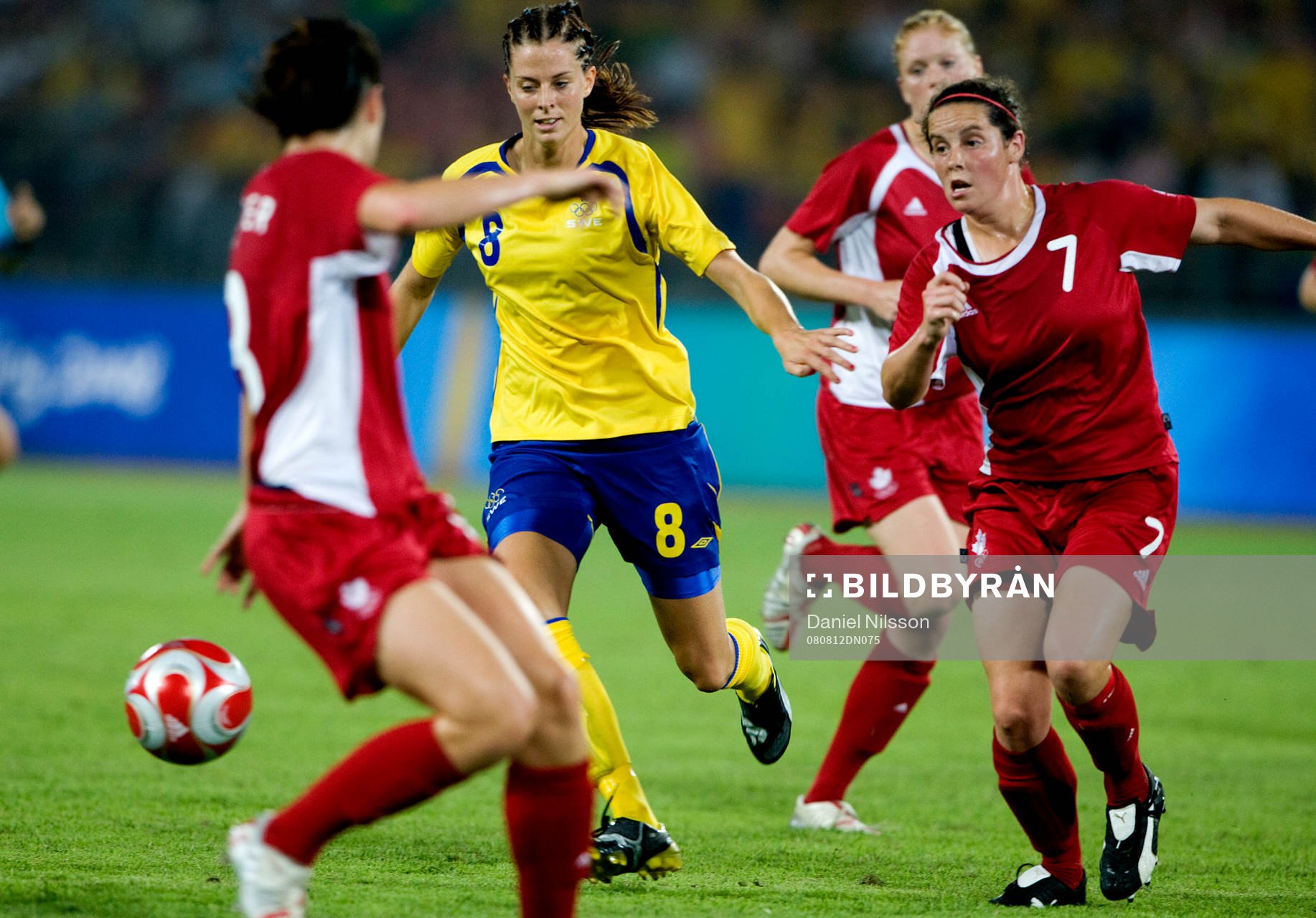 Lotta Schelin, Sverige springer ifrån Rhian Wilkinson,
