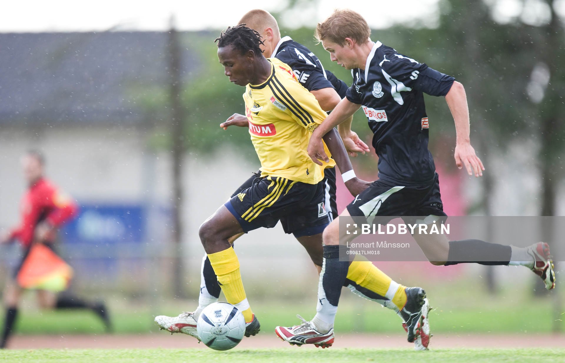   Mahlangu May bryter fram mellan två Lunda-spelare. Genombrott.