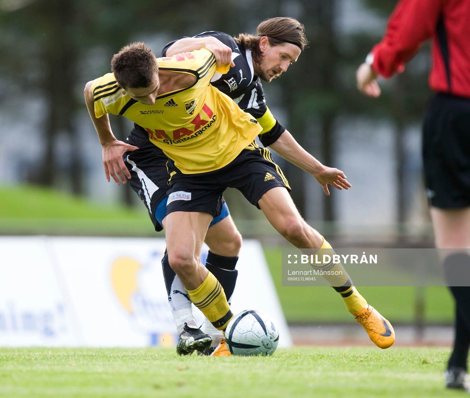 Tom Hansson, Lund, försöker stoppa Fisnik Alaj med