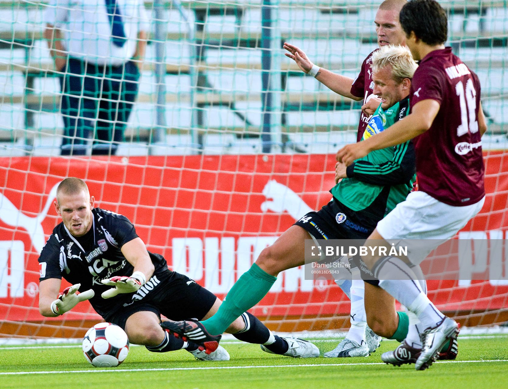  Enköpings Niklas Klingberg försöker nå bollen framför Tommy Naurin i Qvidings mål