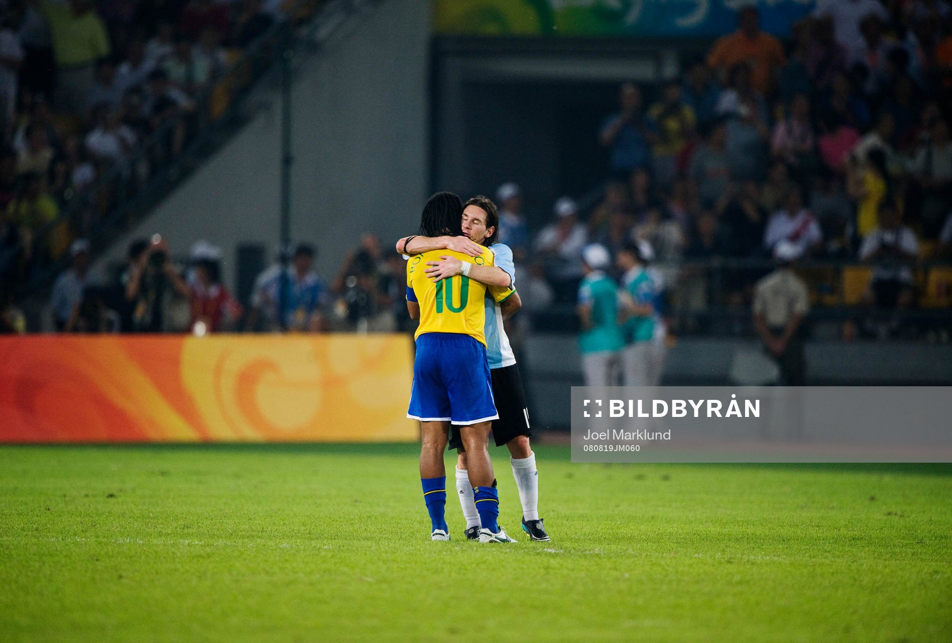 Ronaldinho, Brasilien, och Lionel Messi, Argentina, kramar