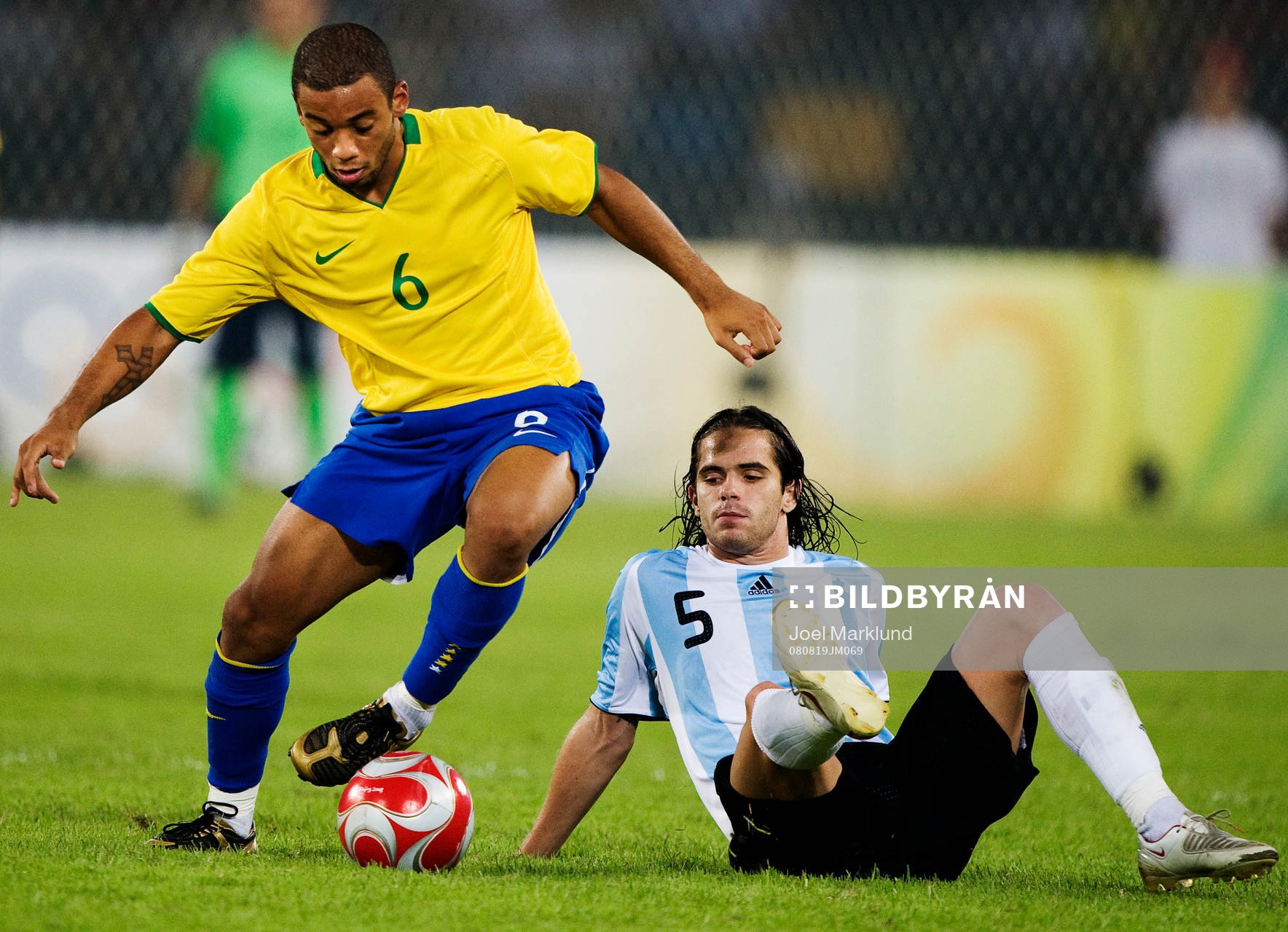 Marcelo, Brasilien, dribblar bort Fernando Gago, Argentina