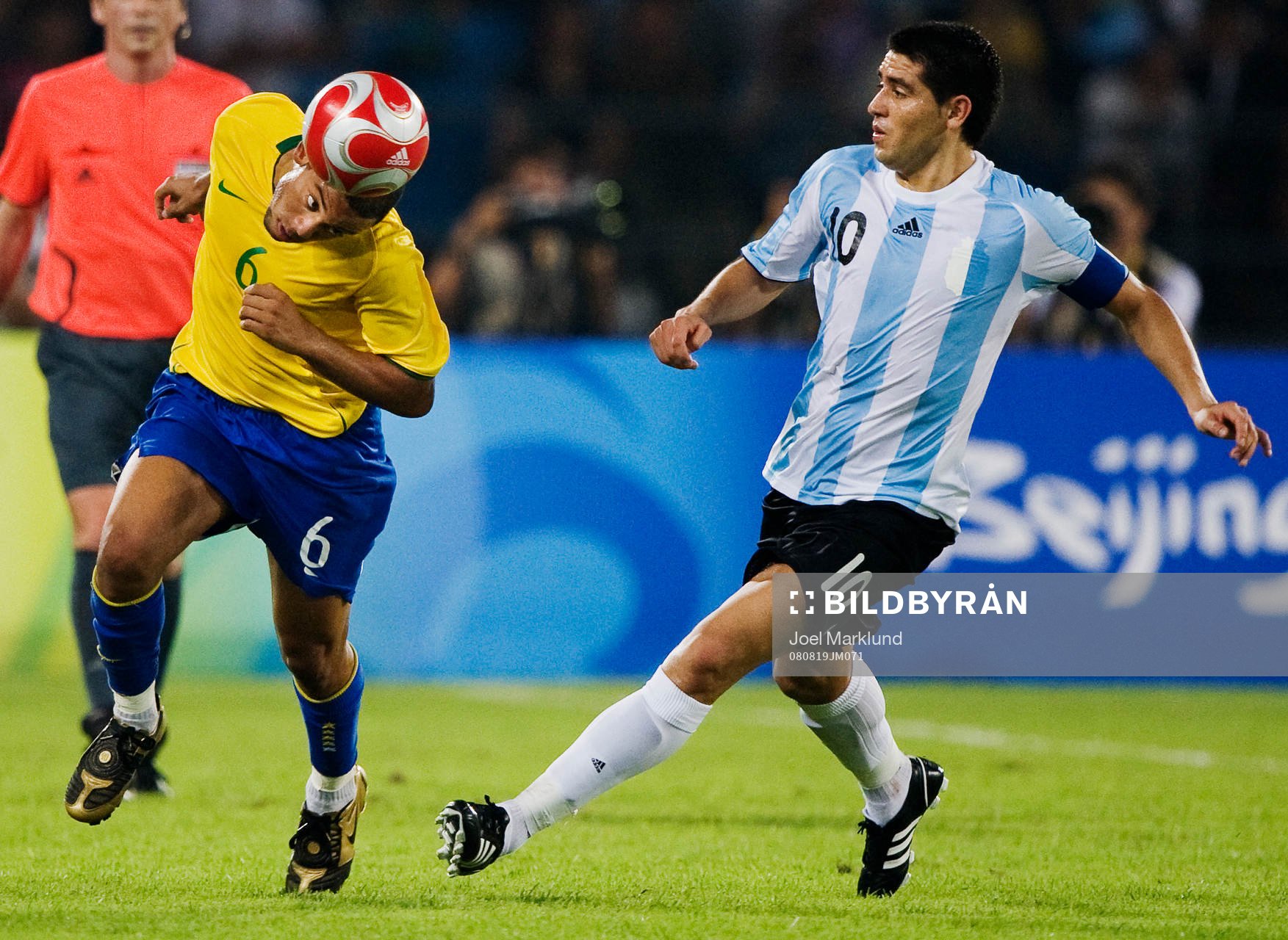 Marcelo, Brasilien, är huvudet före Juan Roman Riquelme,