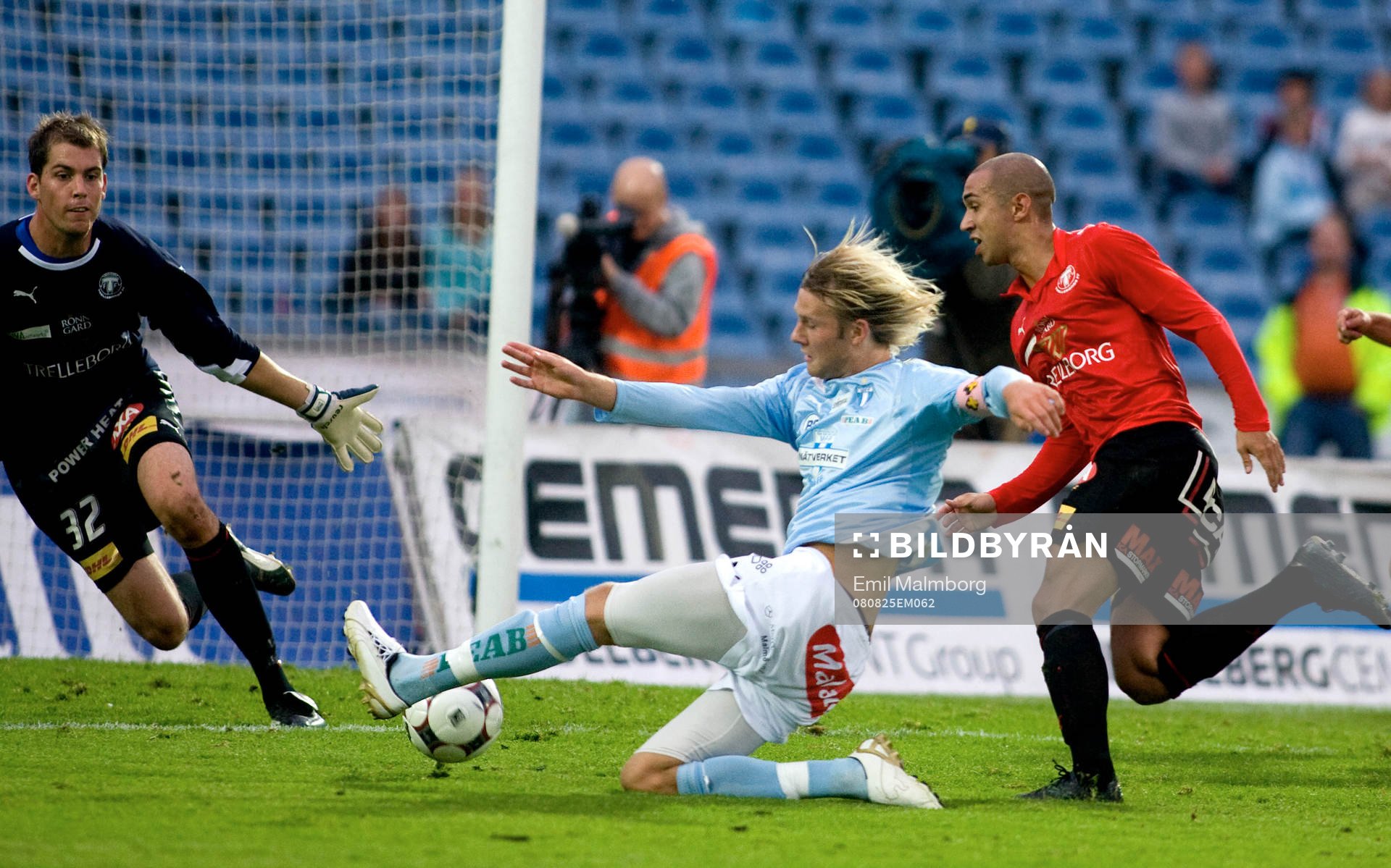 Ola Toivonen, Malmö, är nära att sätta den. Marcus