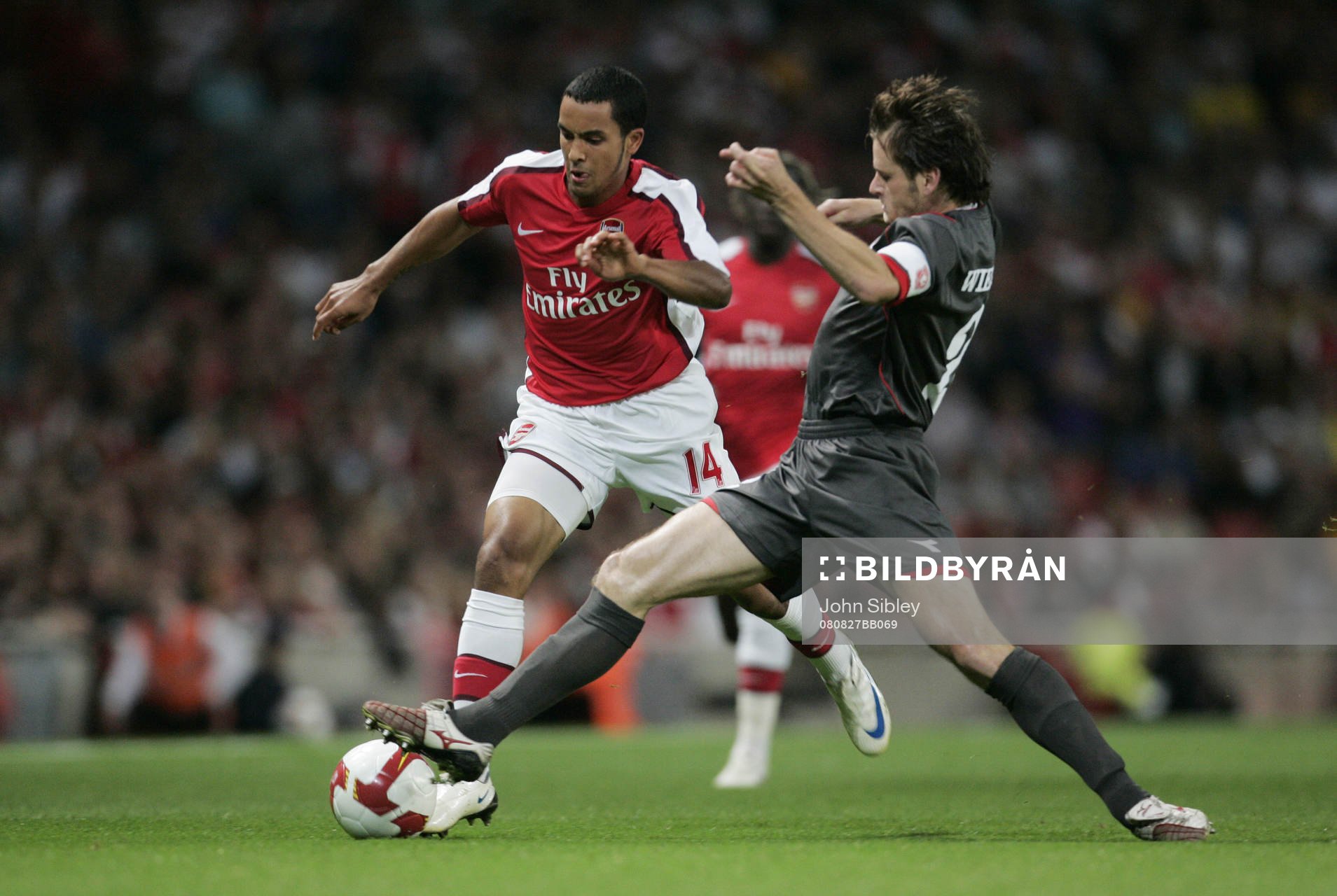  Theo Walcott och Edson Braafheid.