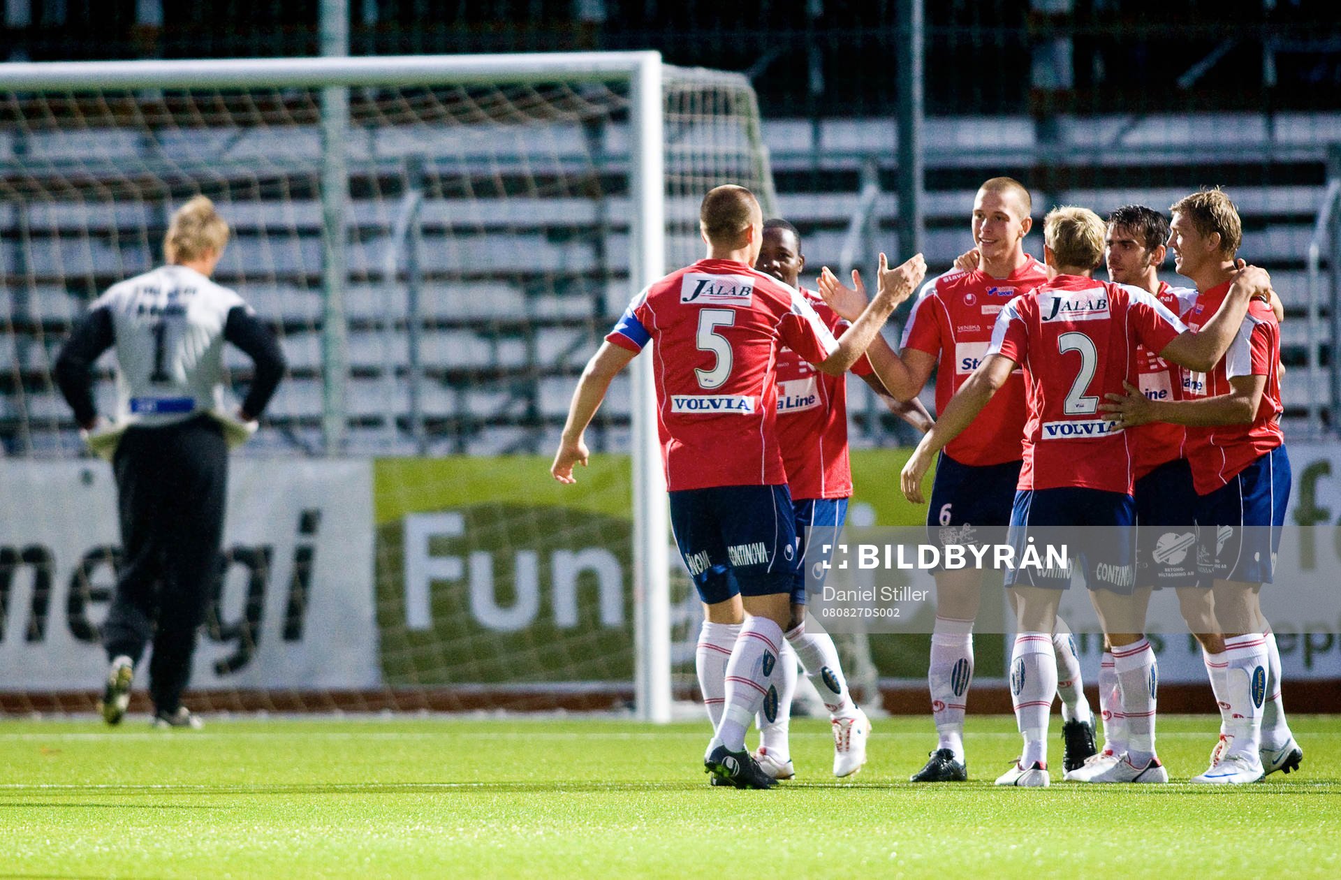 Alexander Mellqvist gör 1-0 till Örgryte. Mattias Asper i