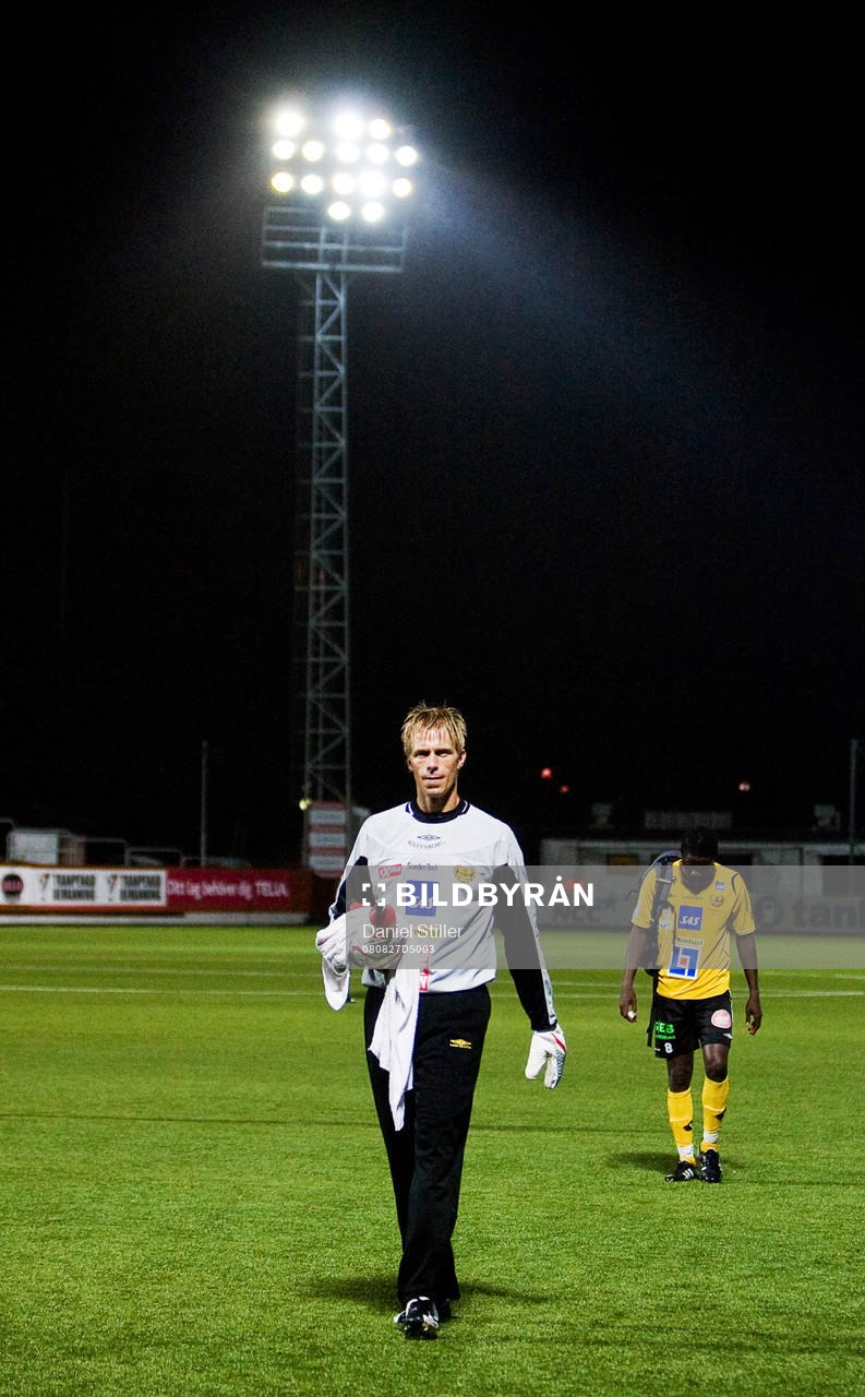 Mattias Asper och Patrick Osiako påväg av plan