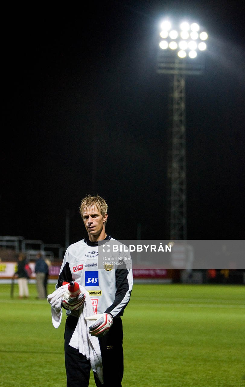 Mattias Asper på väg av plan