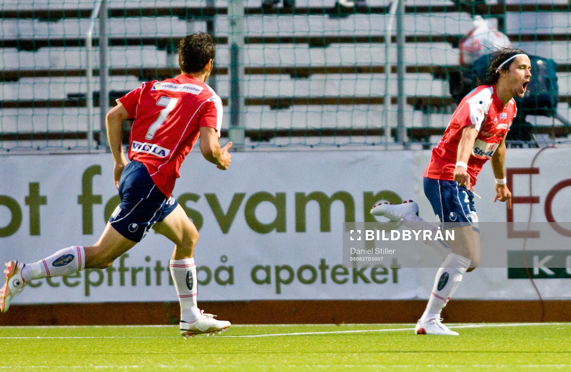 Pavel Zavadil gör 2-0 till Örgryte. Björn Anklev på