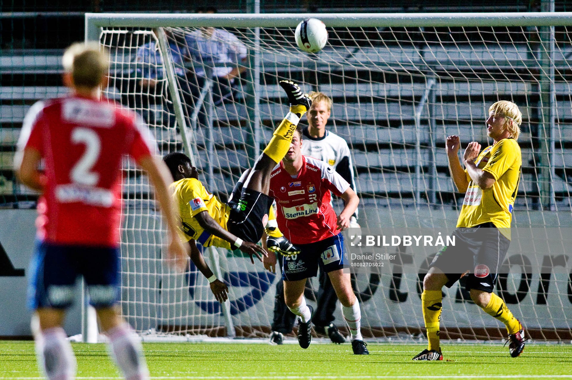 Patrick Osiako, Mjällby, rensar med en konstspark