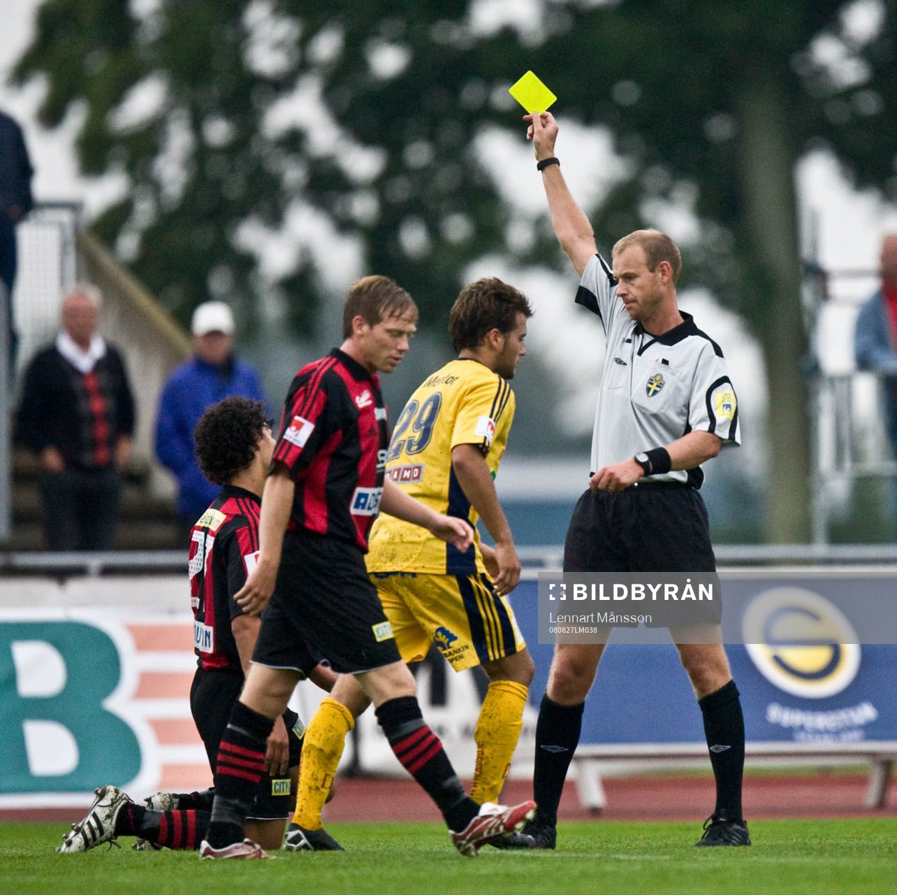 Fredrik Lundberg, domare. Varning, gult kort