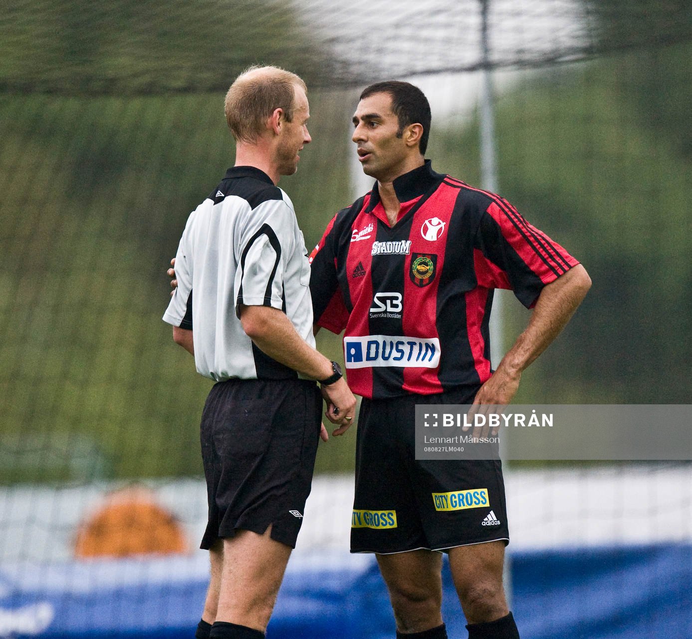 Arash Talebinejad pratar med domare Fredrik Lundberg