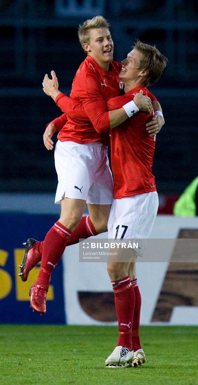 2-0, 3-målsskytten Patrik Ingelsten grattas av Viktor Elm.