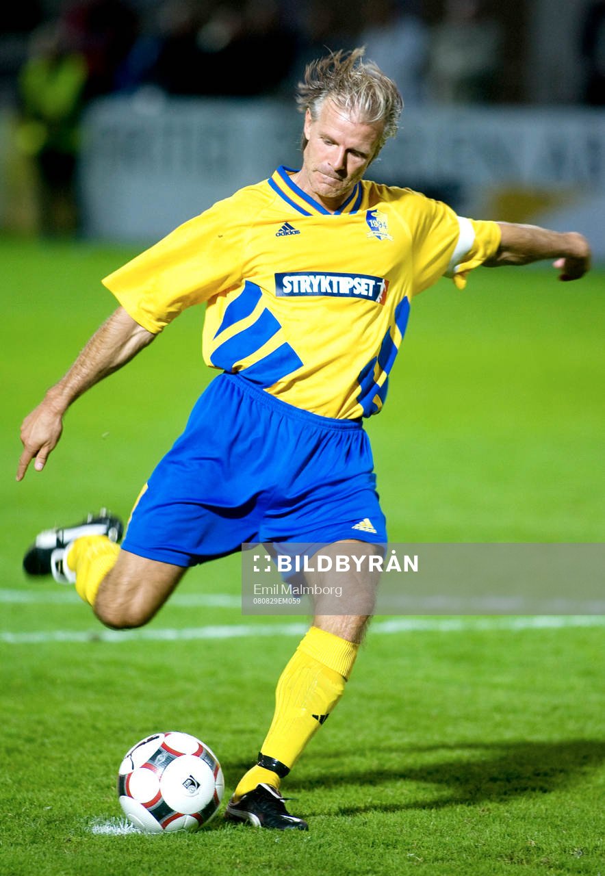   Roland Nilsson, Sverige gör mål på straff.