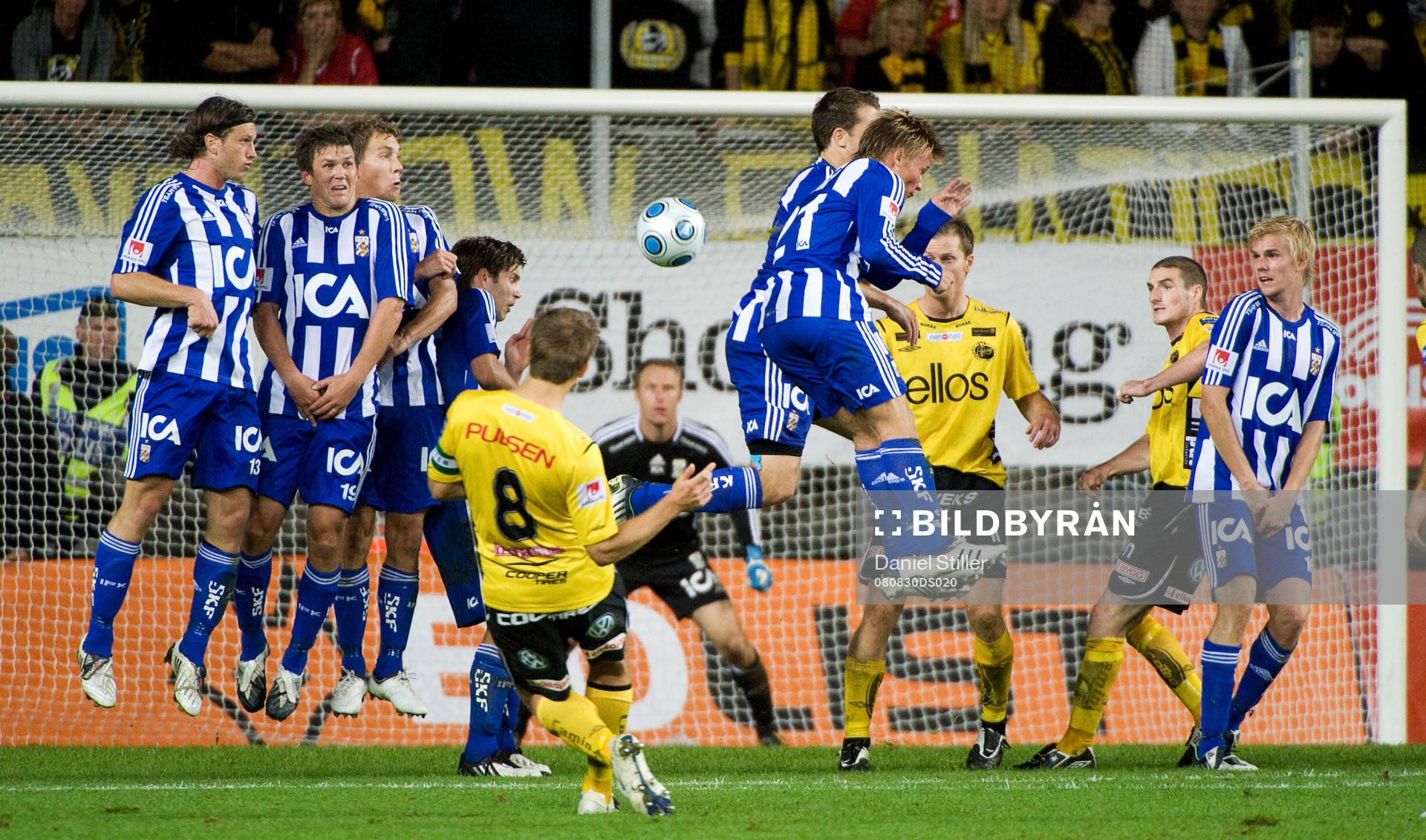 Anders Svensson, Elfsborg, slår en frispark
