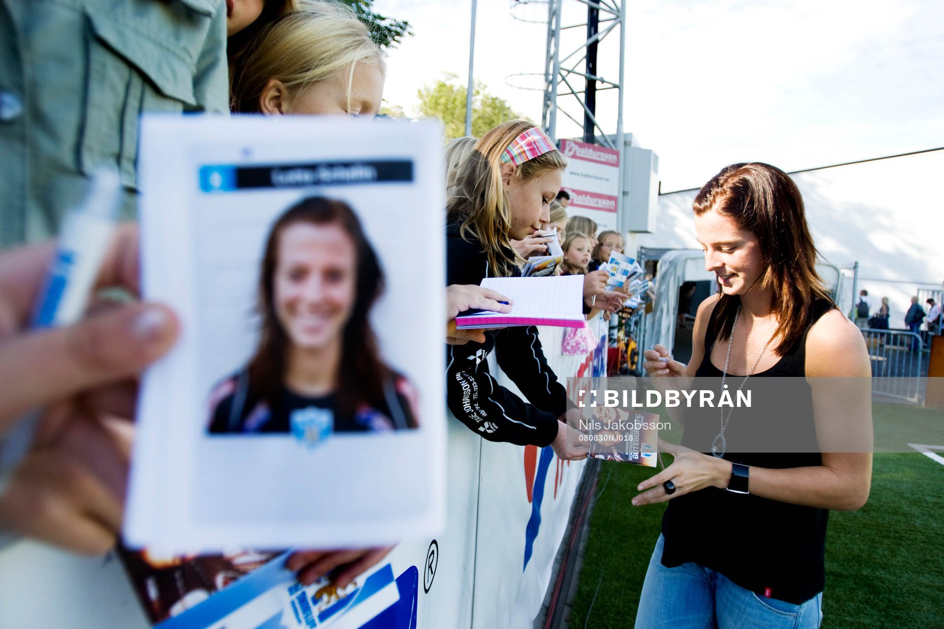 Lotta Schelin skriver autografer