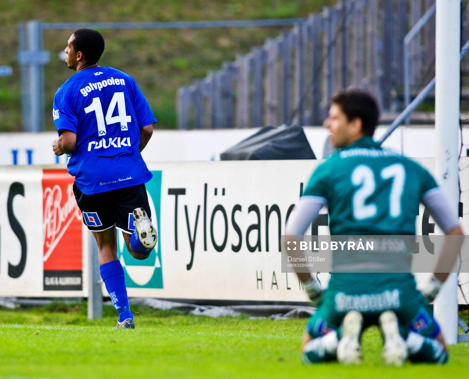Anselmo har precis gjort 1-0 till Halmstad. Nuredin Bakiu,