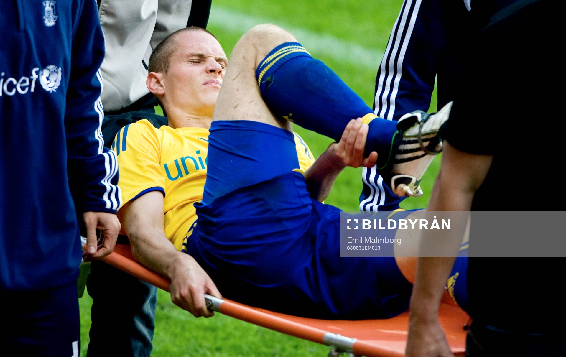 Här skadar sig Jon Jönsson, Bröndby och bärs ut på bår