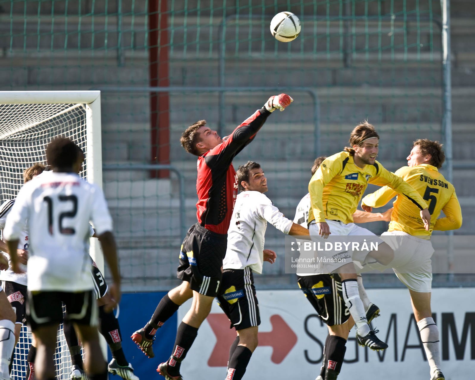 Rickard Göthberg, målvakt, Motala, boxar bort bollen