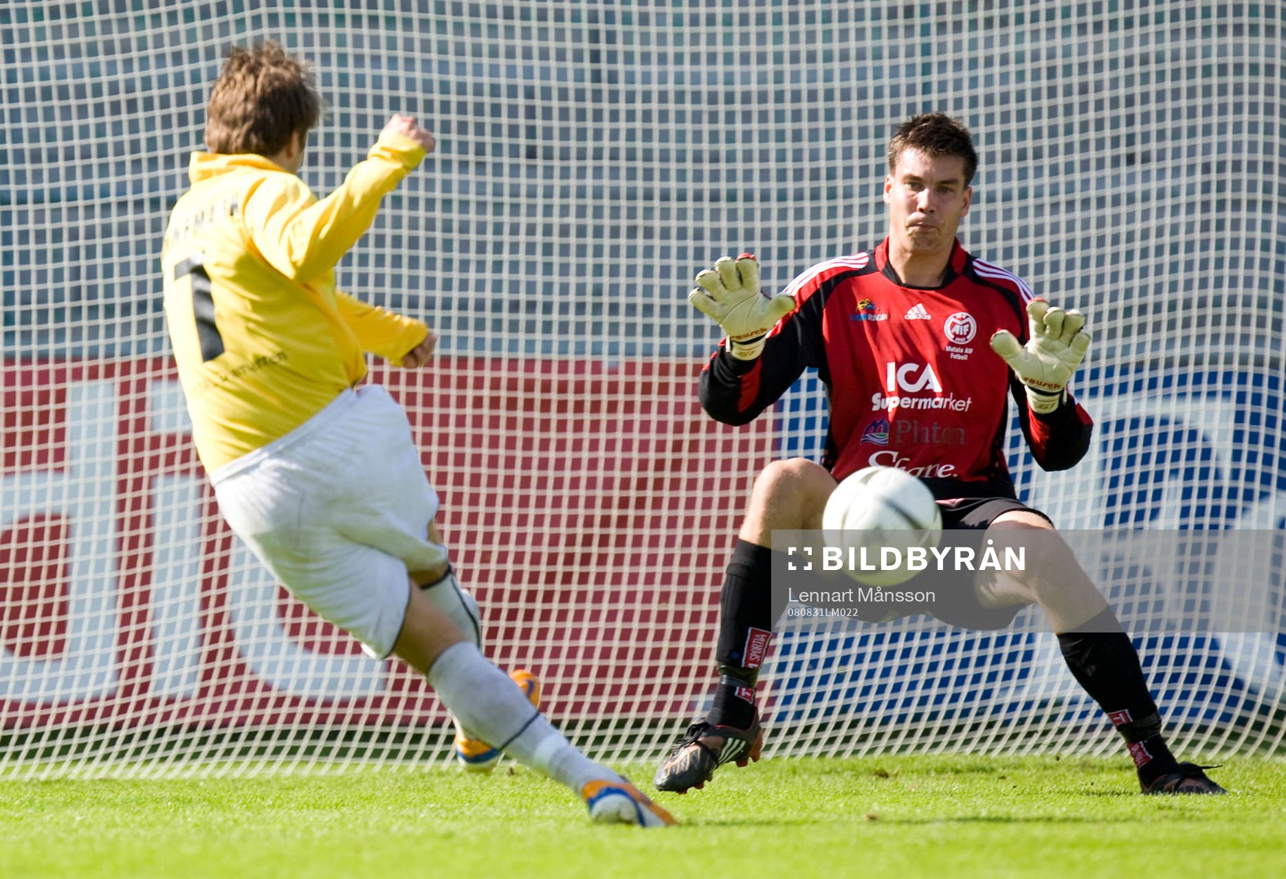 IFK:s Bönnemark skjuter, Motalas målvakt Rickard