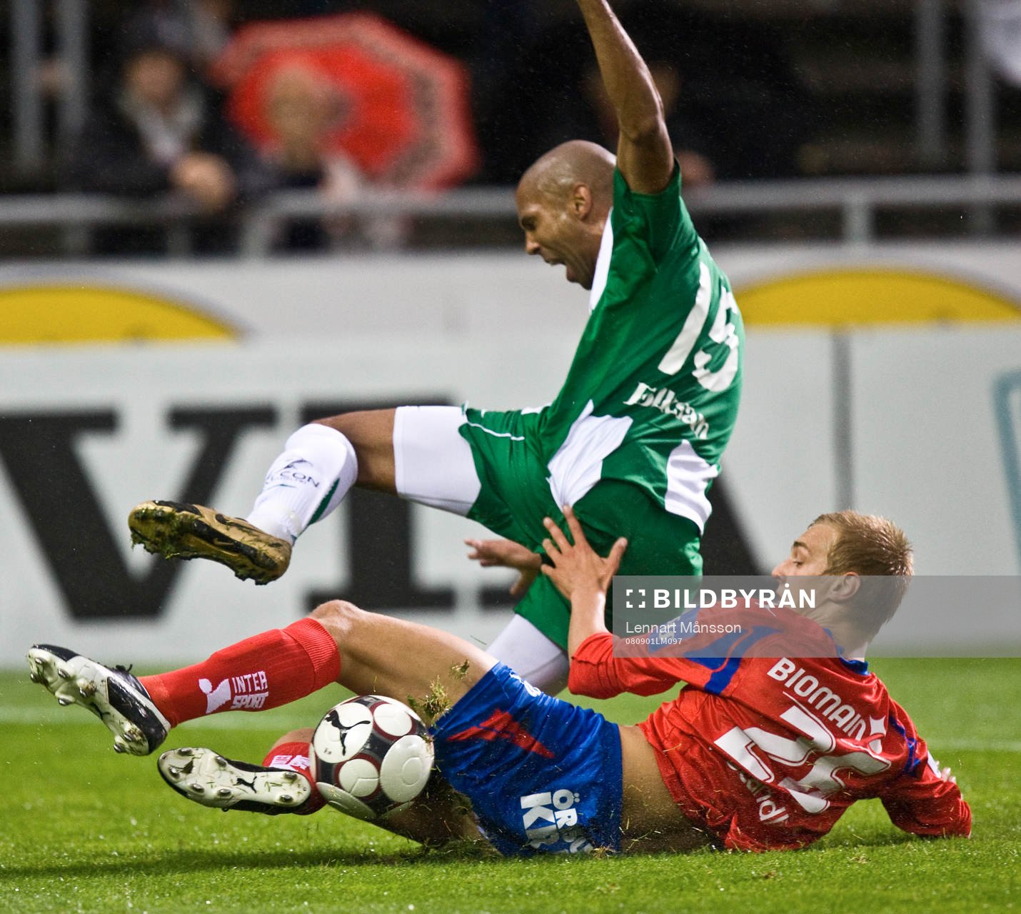 Nathan Paulse och Joel Ekstrand. Fall, faller, tackling