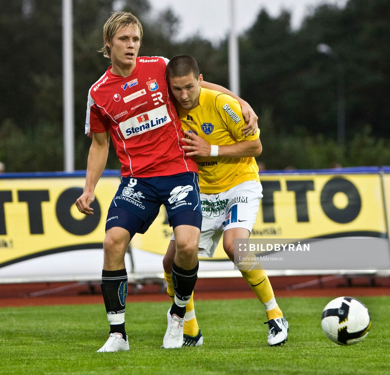 Anton Holmberg håller om Tibor Joza
